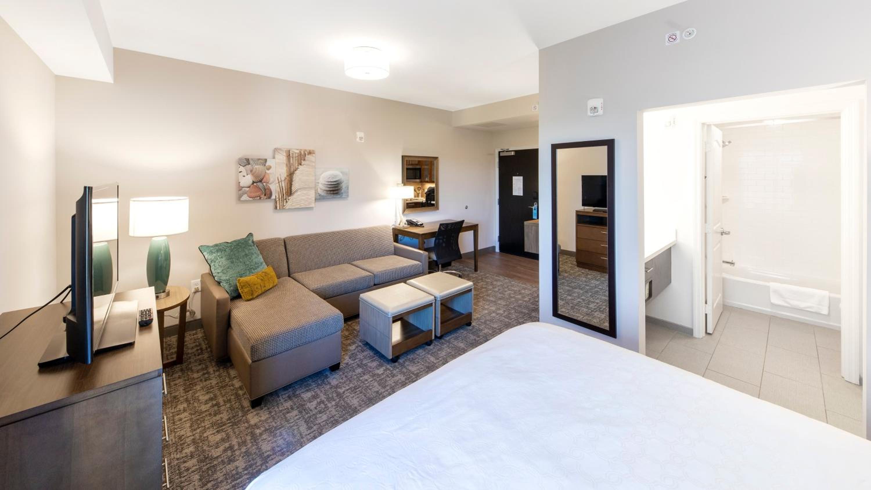 Queen Studio Suite - Photo 8
