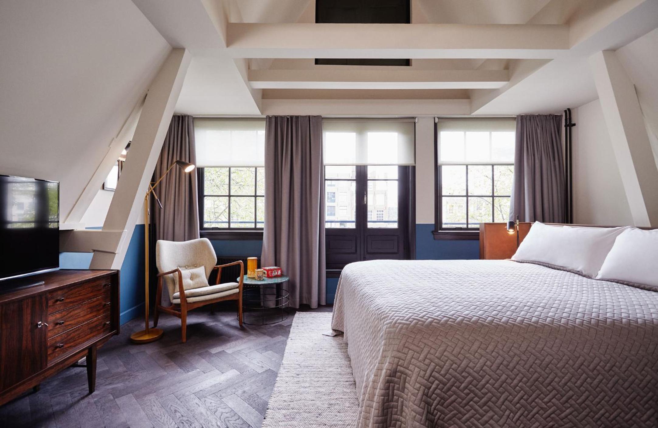 Roomy with canal view photo 1