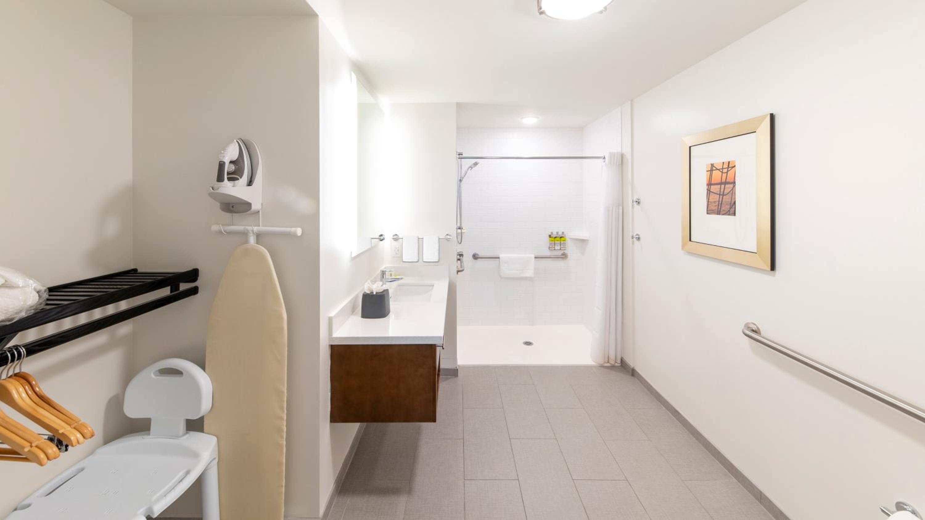Studio Queen Suite with Accessible Roll-In Shower photo 2