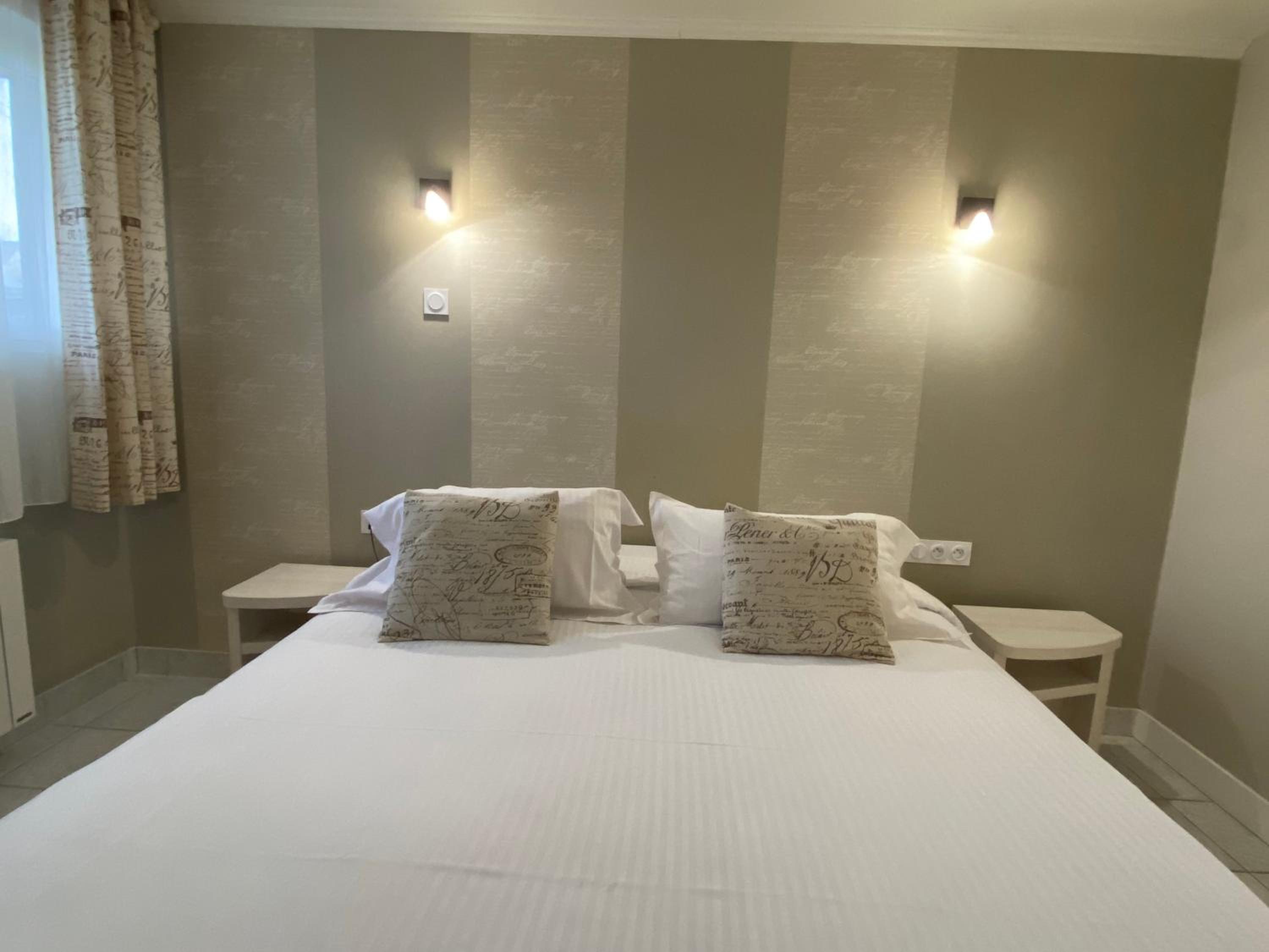 Double Room - Photo 12