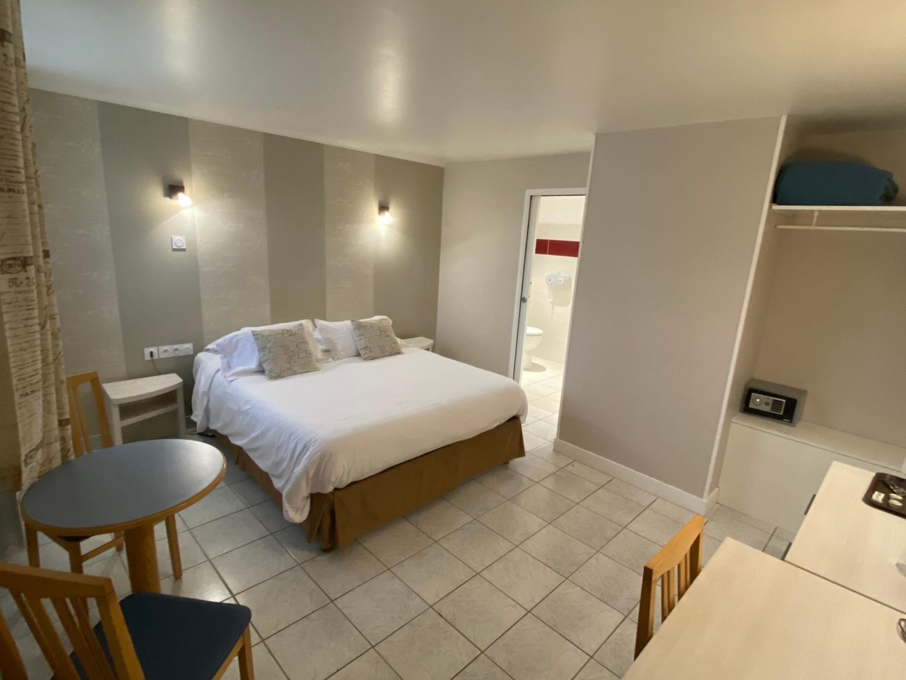 Double Room - Photo 13