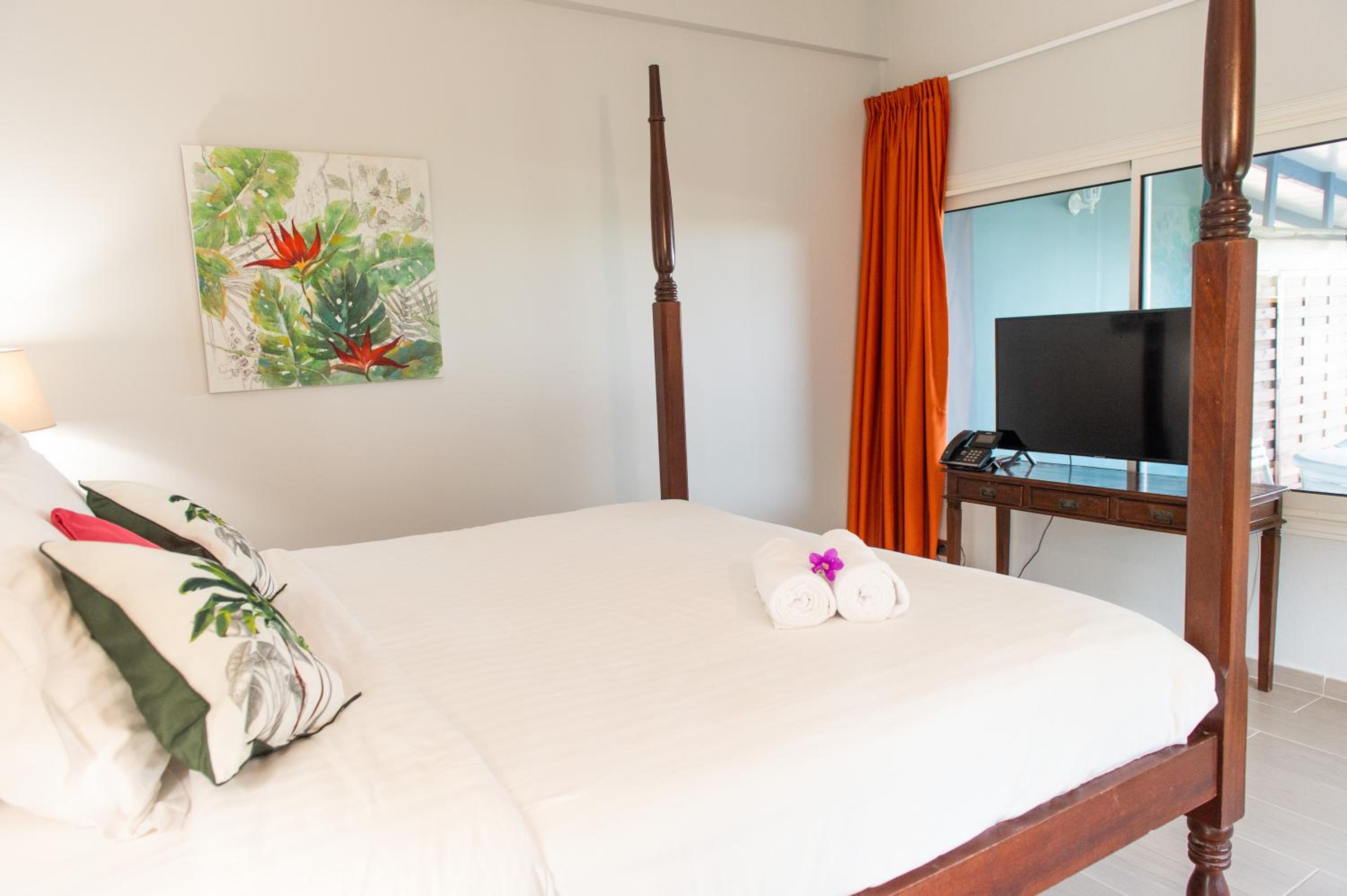 Deluxe King Suite photo 2