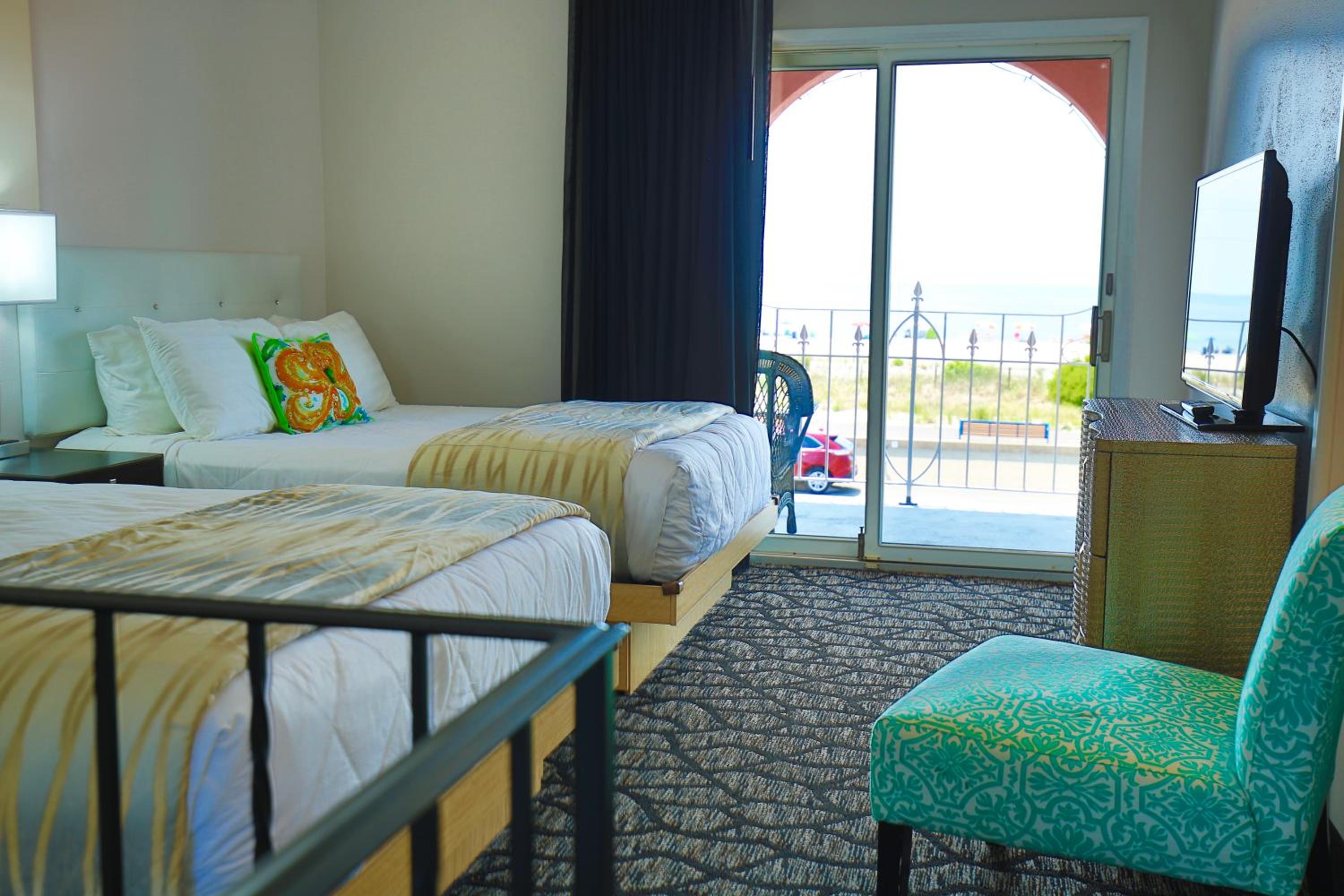 Oceanfront Bi-Level with 2 Queen Beds & Sofa Bed (E-4) - Photo 2