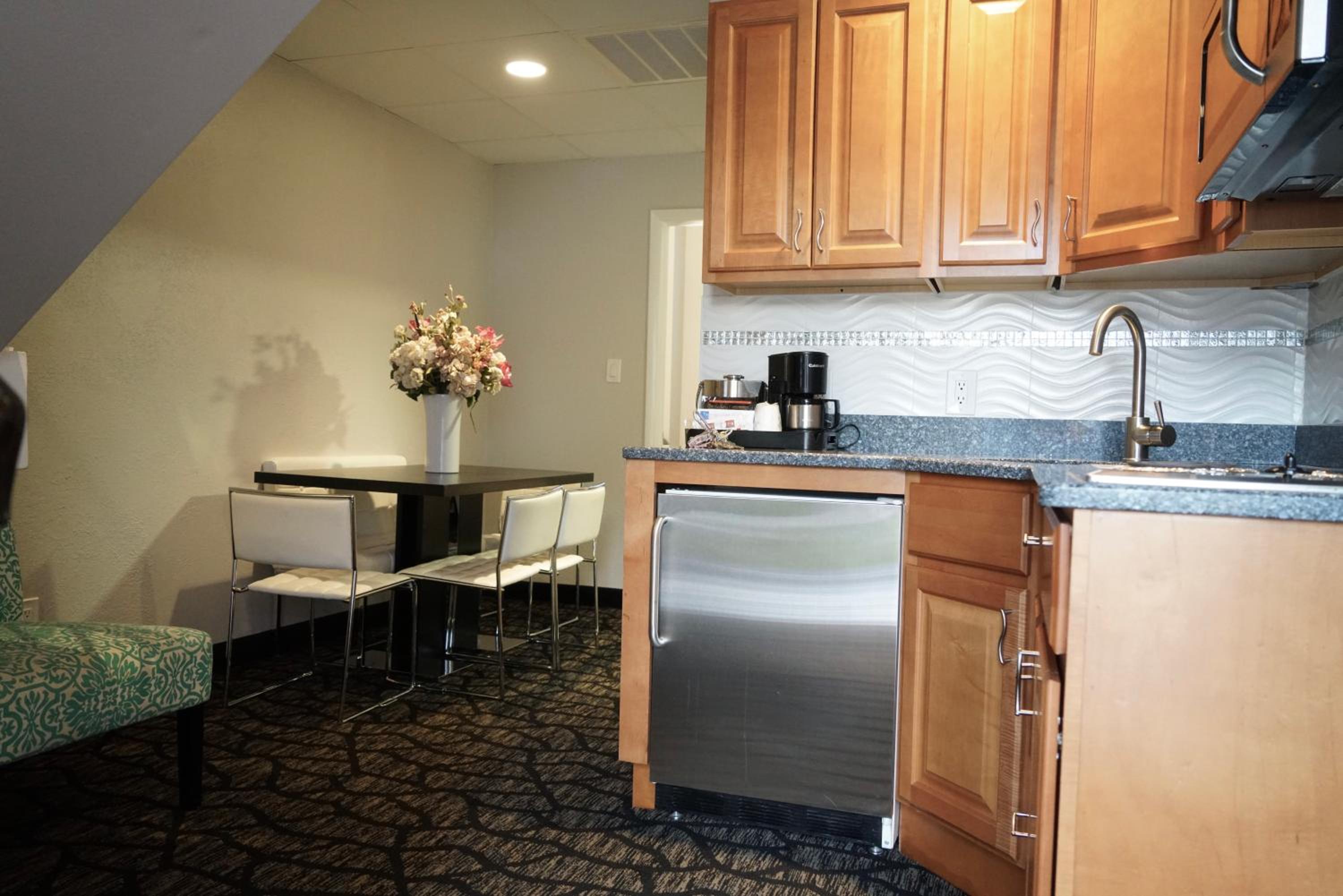 Oceanfront Bi-Level with 2 Queen Beds & Sofa Bed (E-4) - Photo 1