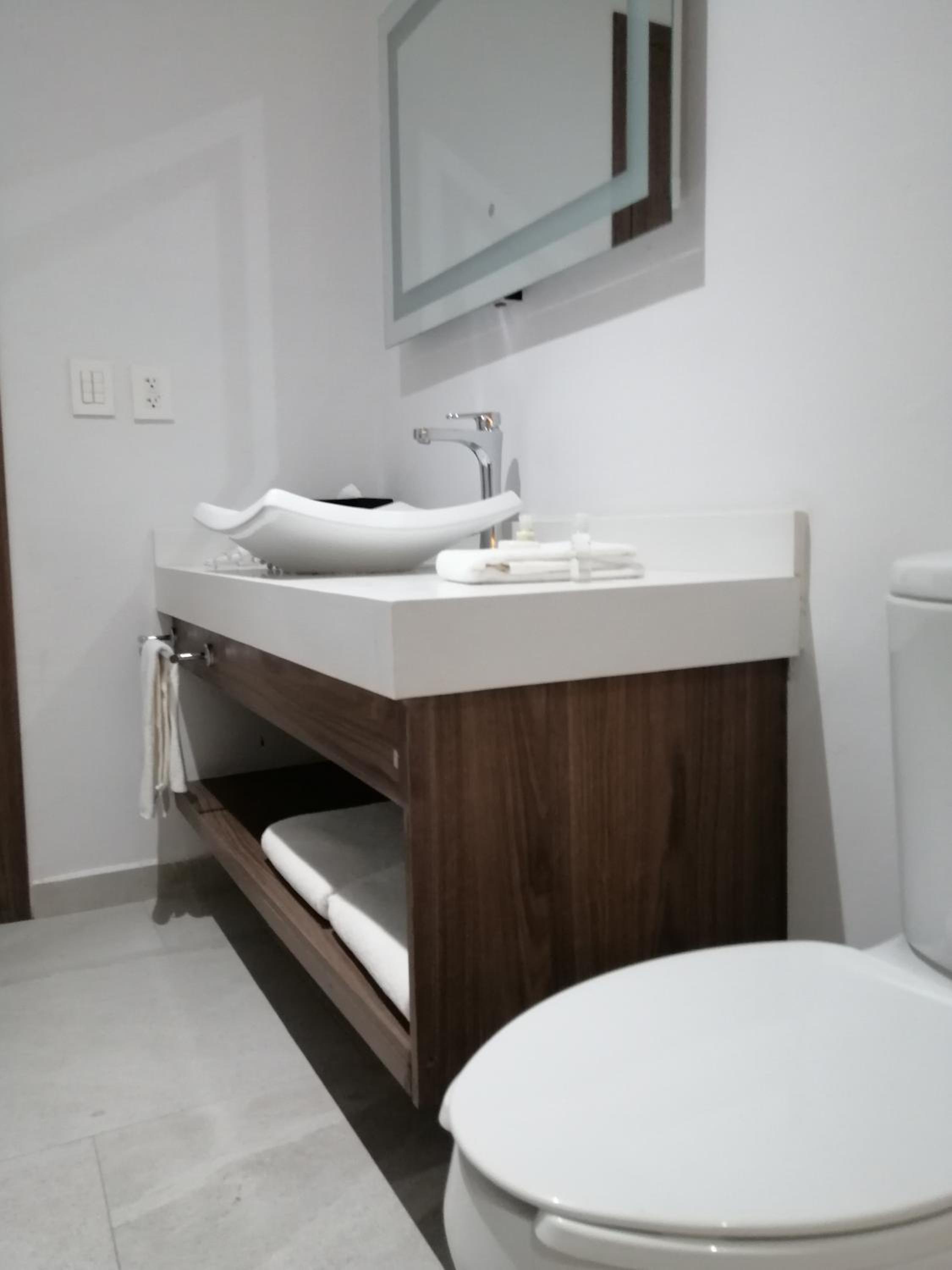 King Room - Non-Smoking - Photo 4