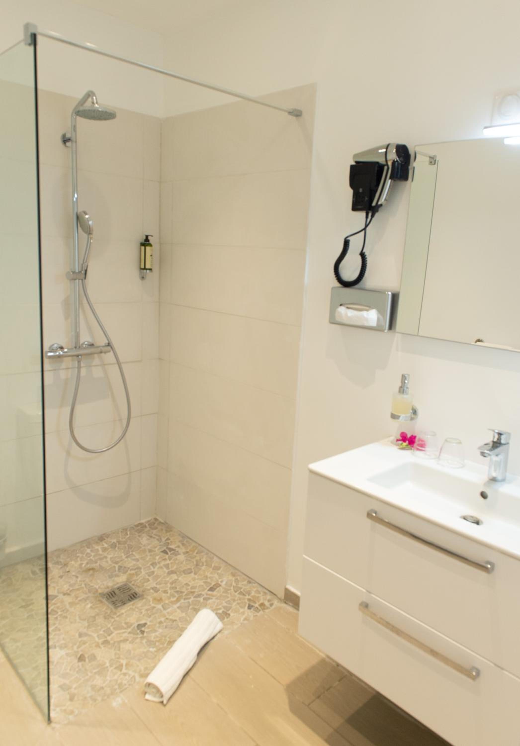Suite - Photo 3