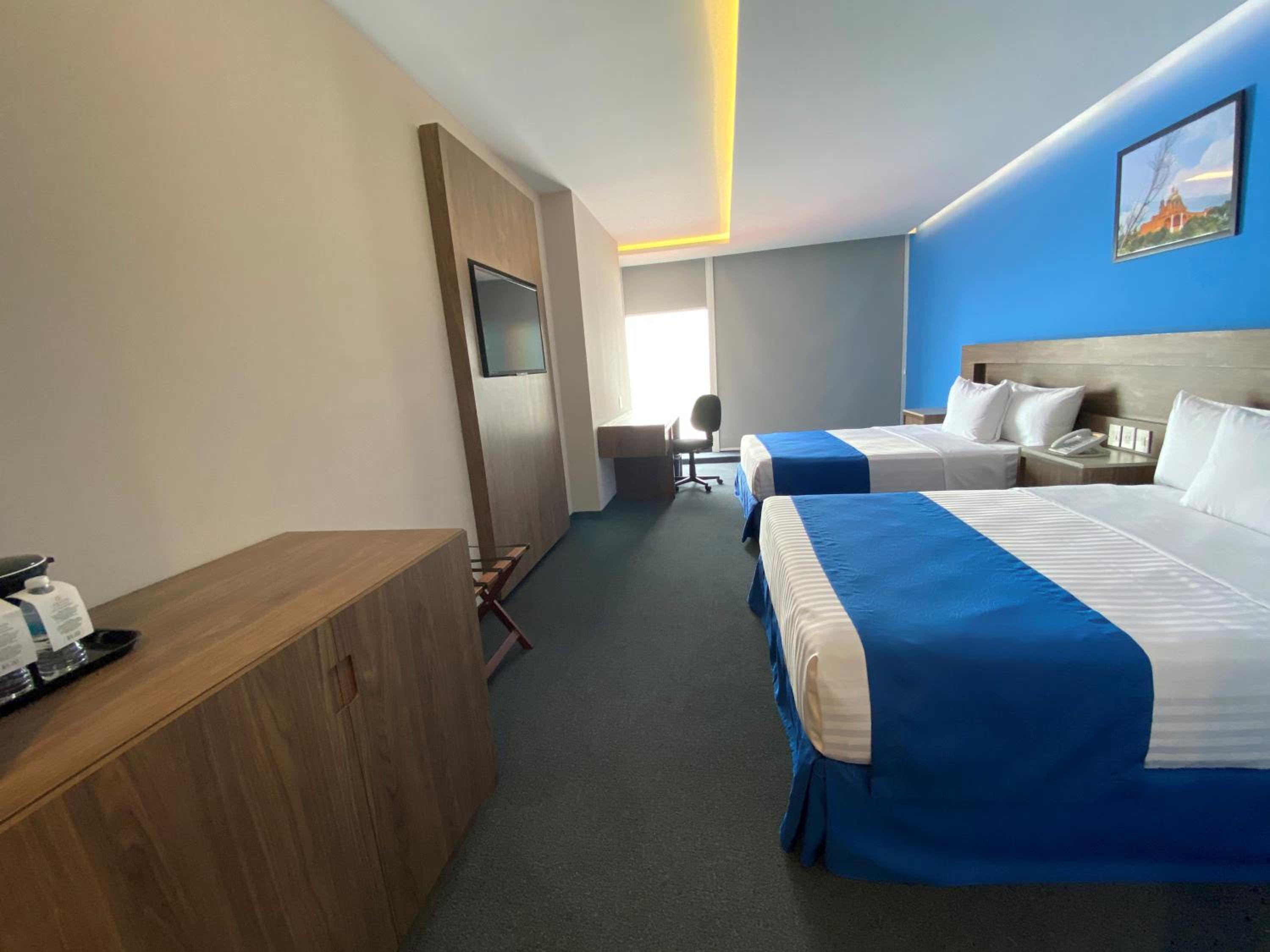 Queen Room with Two Queen Beds - Non-Smoking - Photo 2