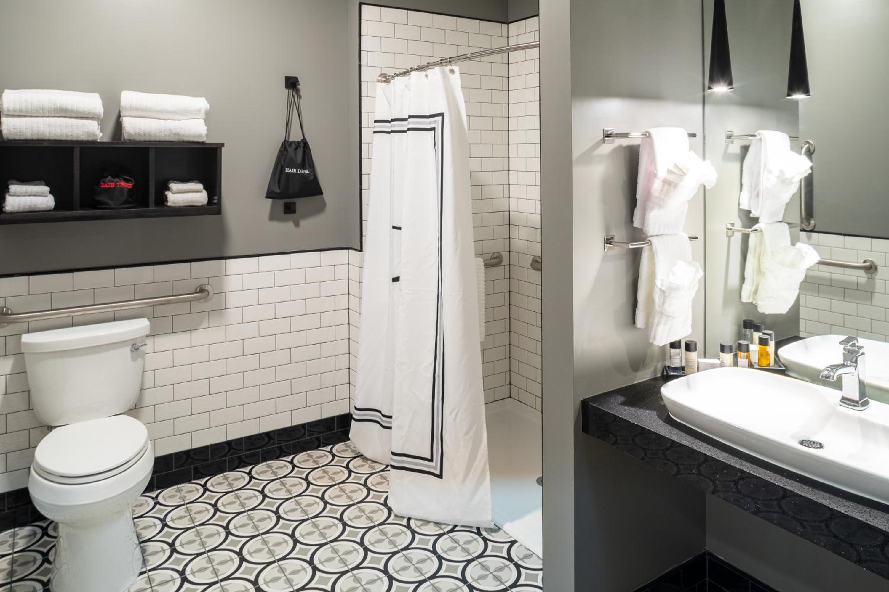 King Room with Roll-In Shower - Disability Access - Photo 2