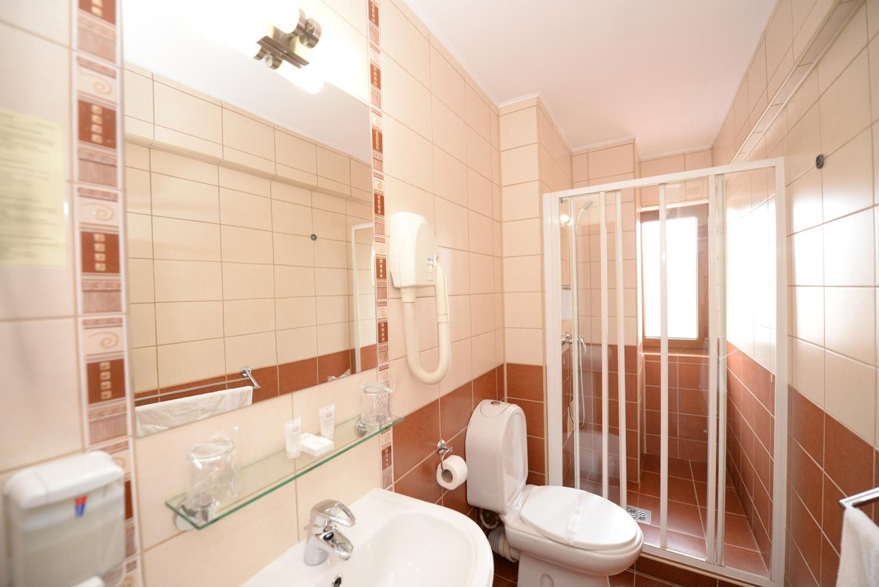 Standard Double or Twin Room - Photo 7