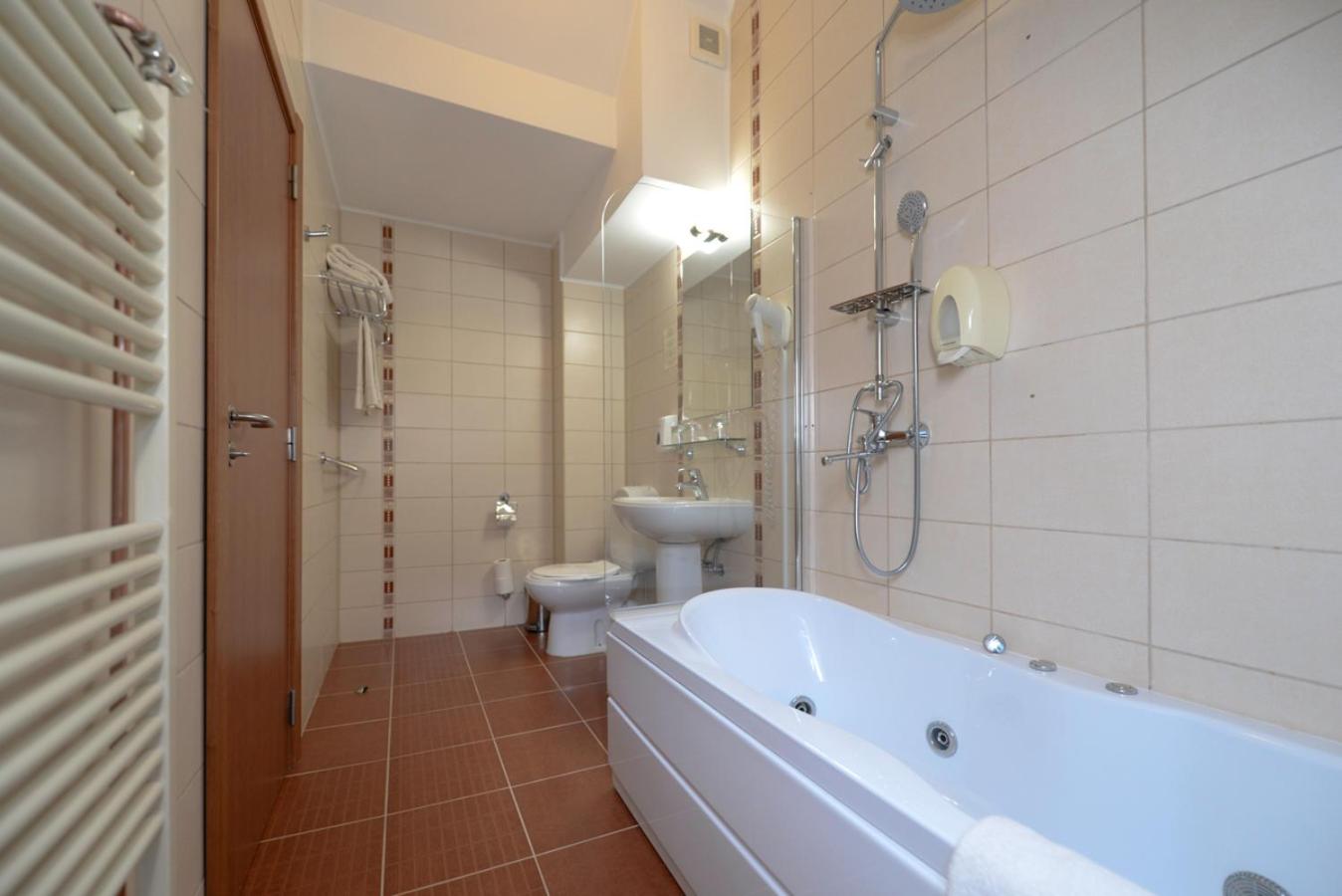Standard Double or Twin Room - Photo 8