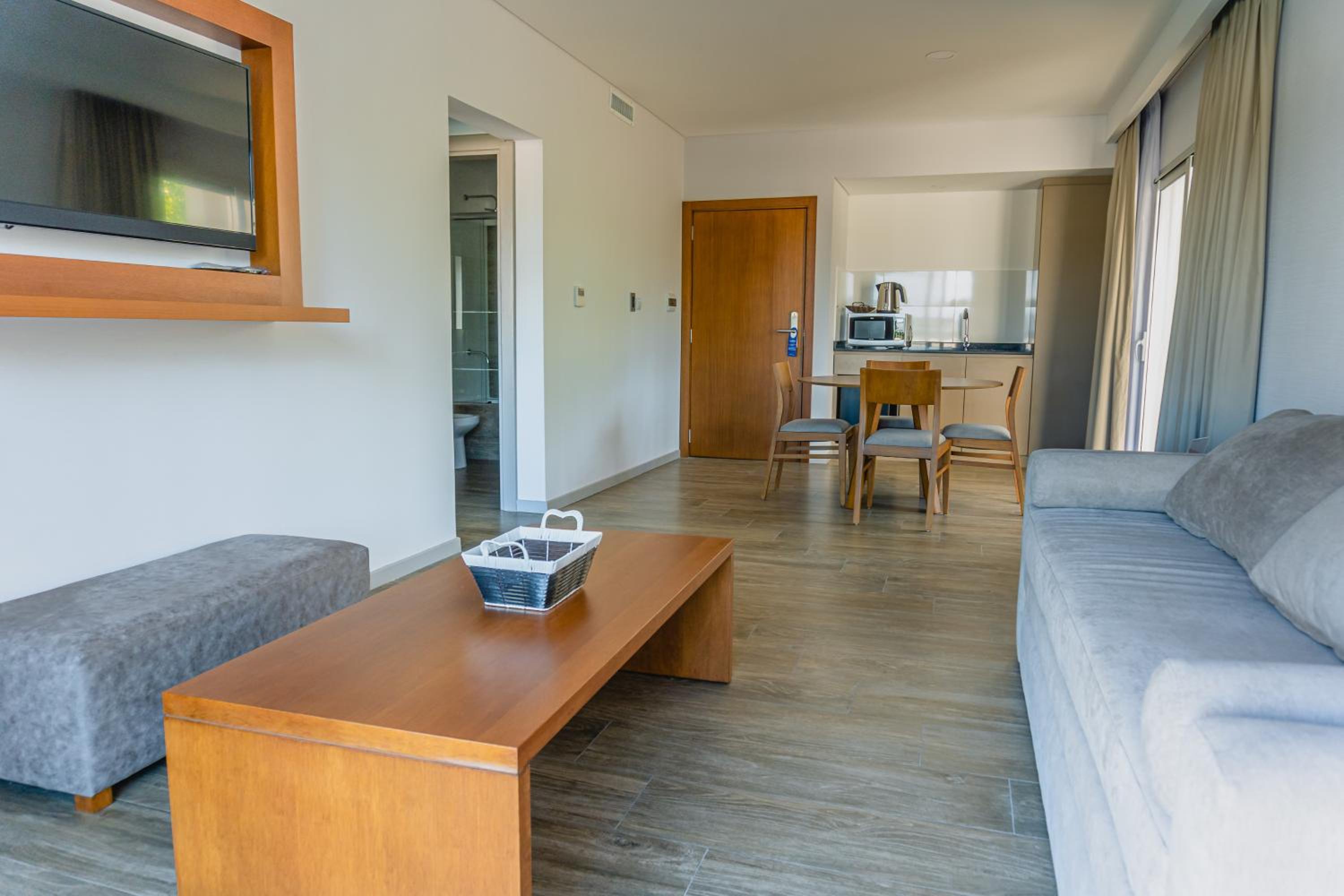 One-Bedroom Apartment photo 1