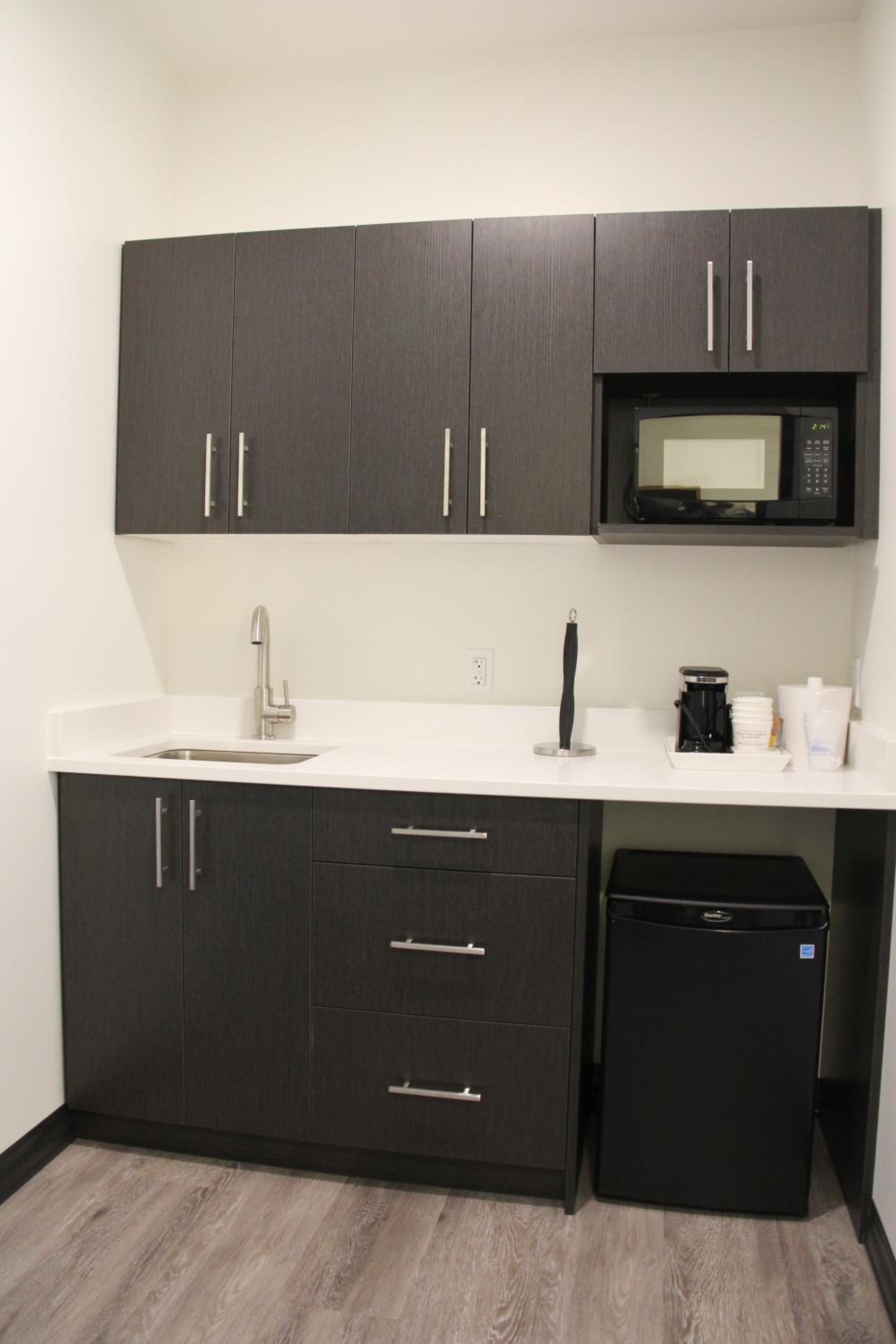 Queen Room with Two Queen Beds and Kitchenette - Photo 5