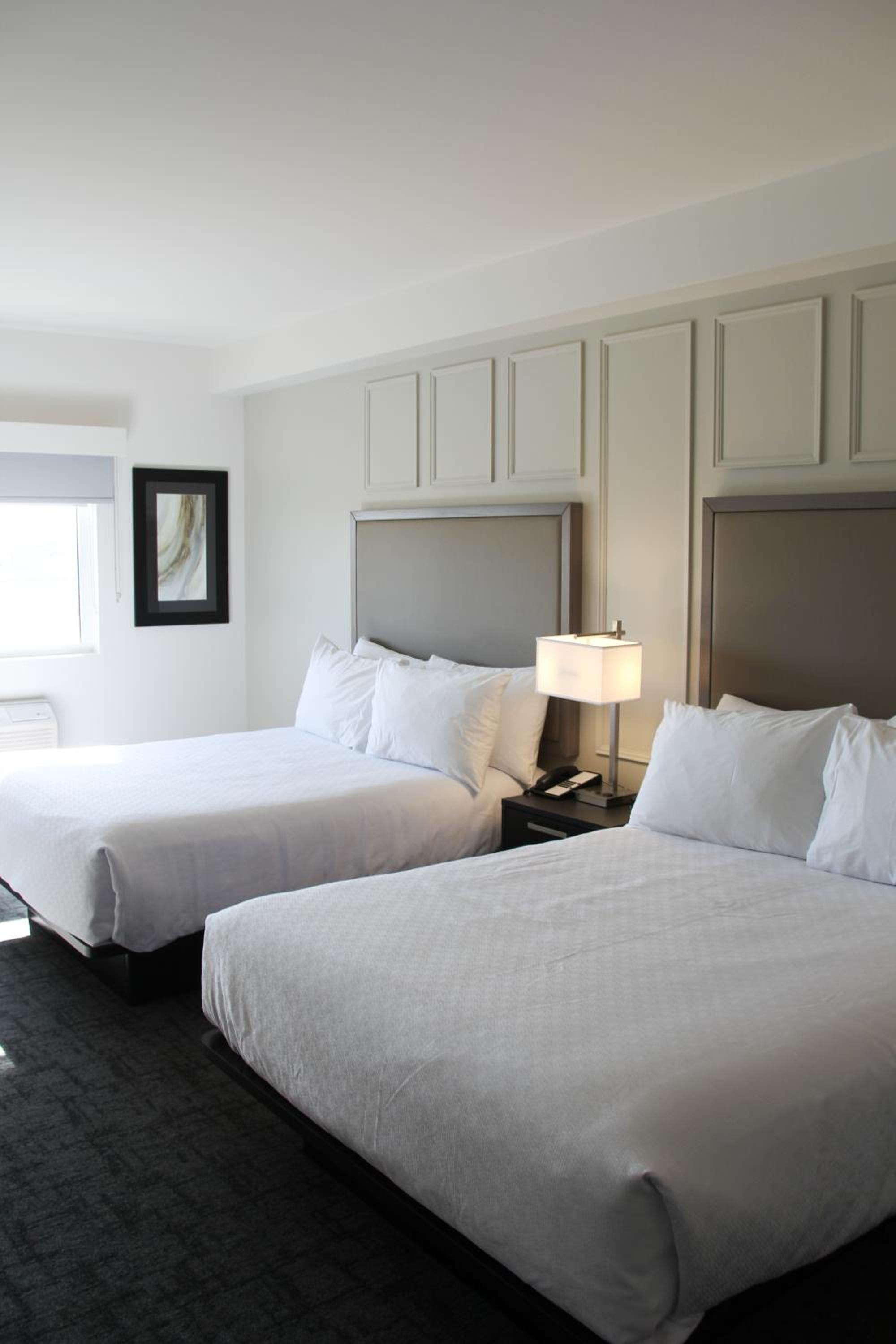 Queen Room with Two Queen Beds - Photo 4