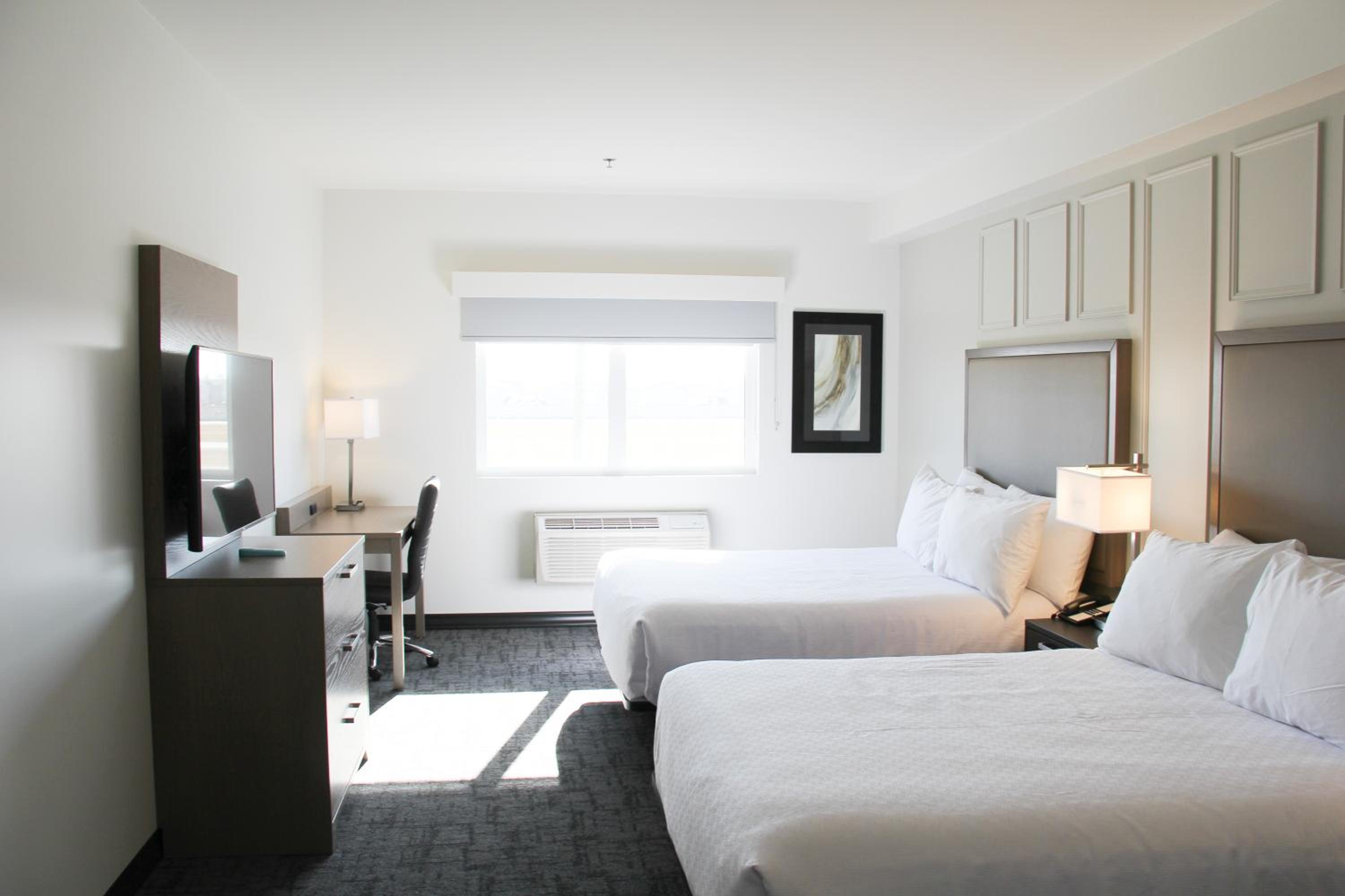 Queen Room with Two Queen Beds - Photo 5
