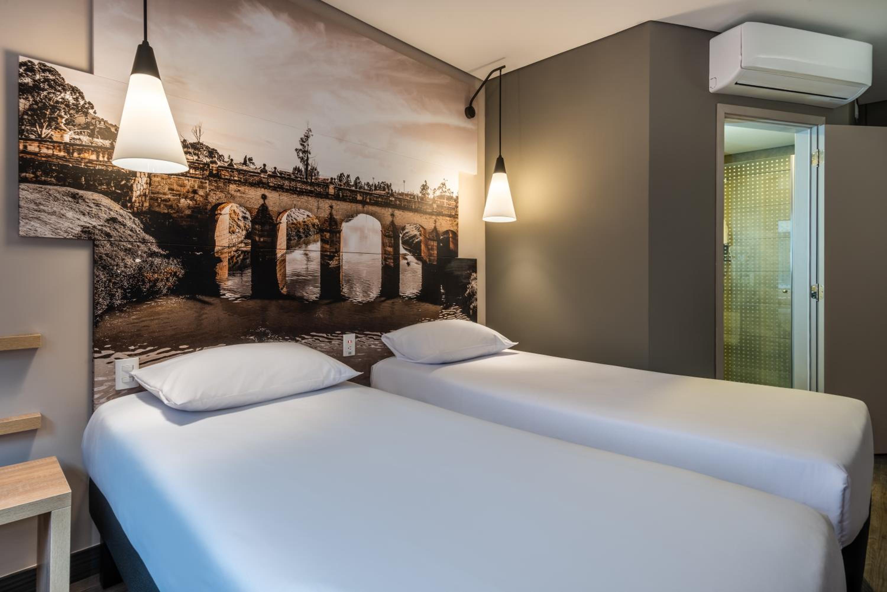Standard Twin Room - Photo 10