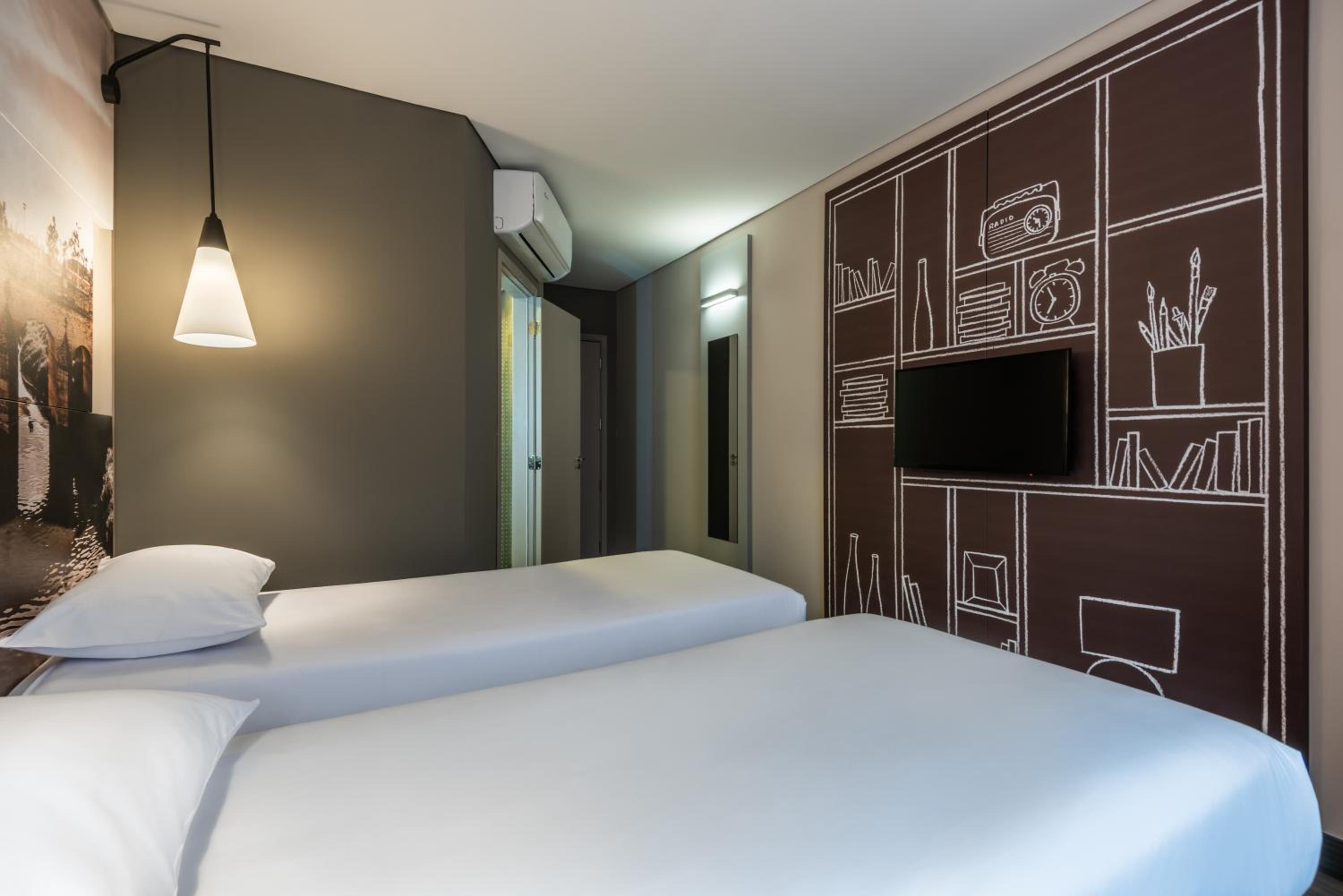 Standard Twin Room - Photo 11