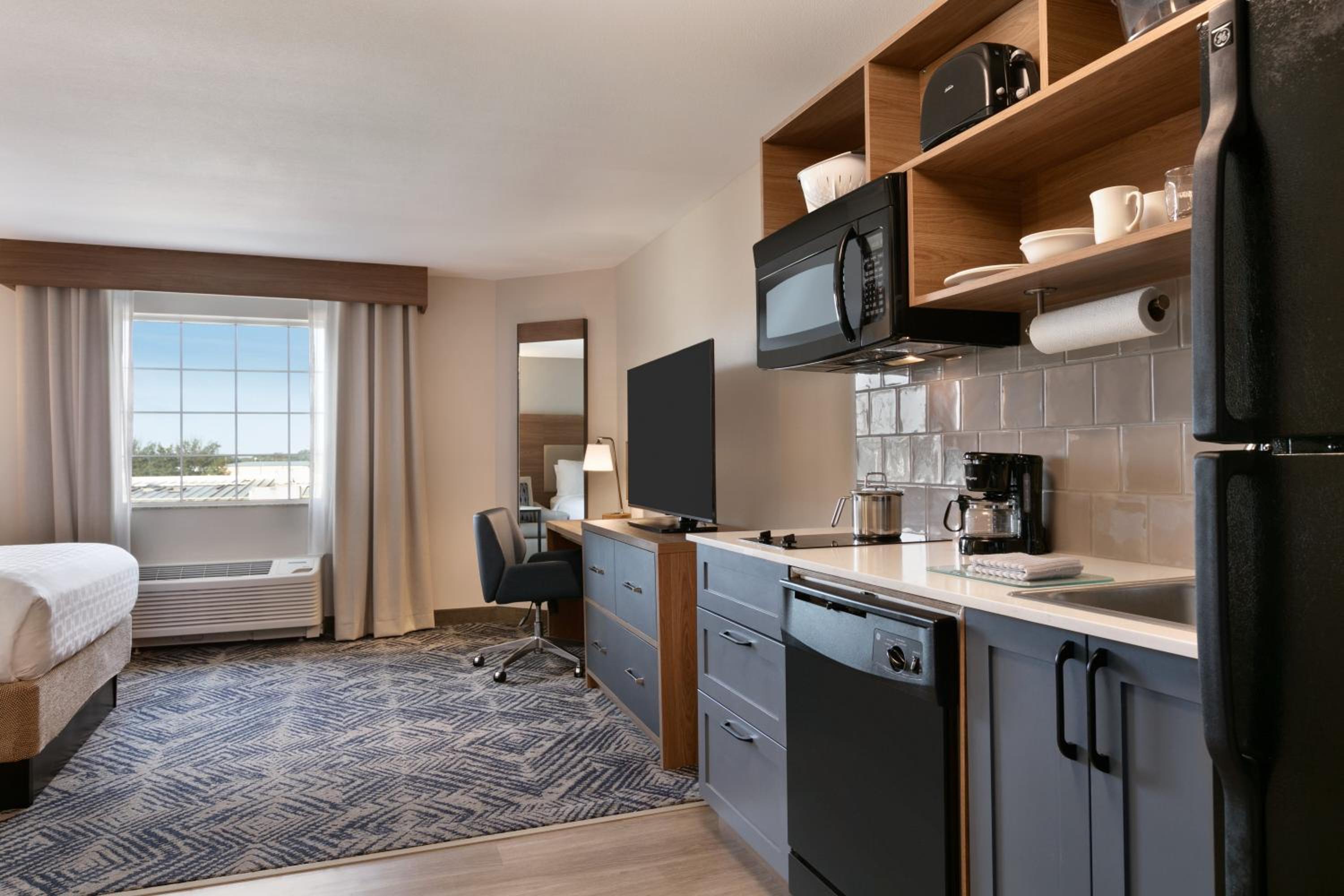 Queen Studio Suite - Photo 2