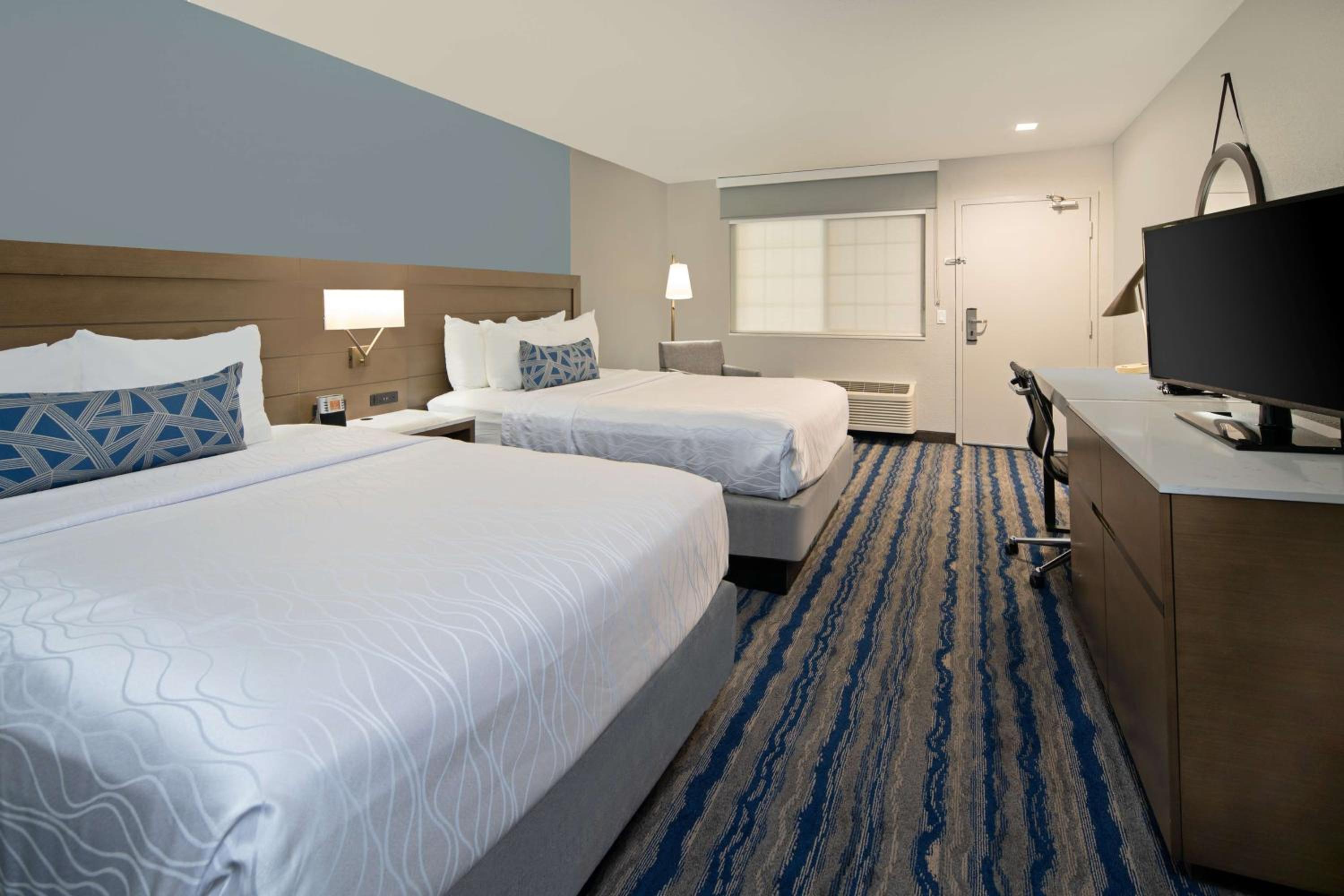 Queen Room with Two Queen Beds- Non-Smoking - Photo 3