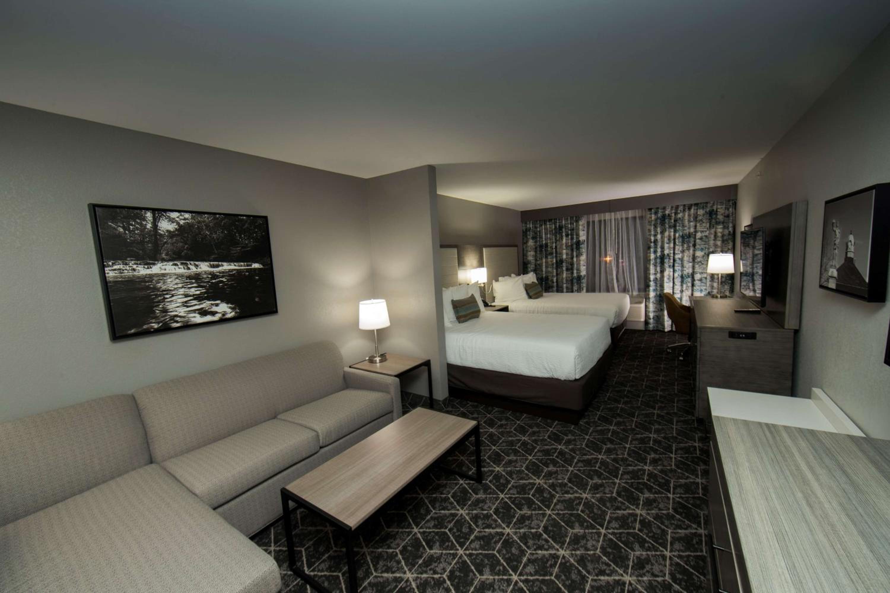 Queen Room with Two Queen Beds and Mobility Accessible Tub - Photo 1