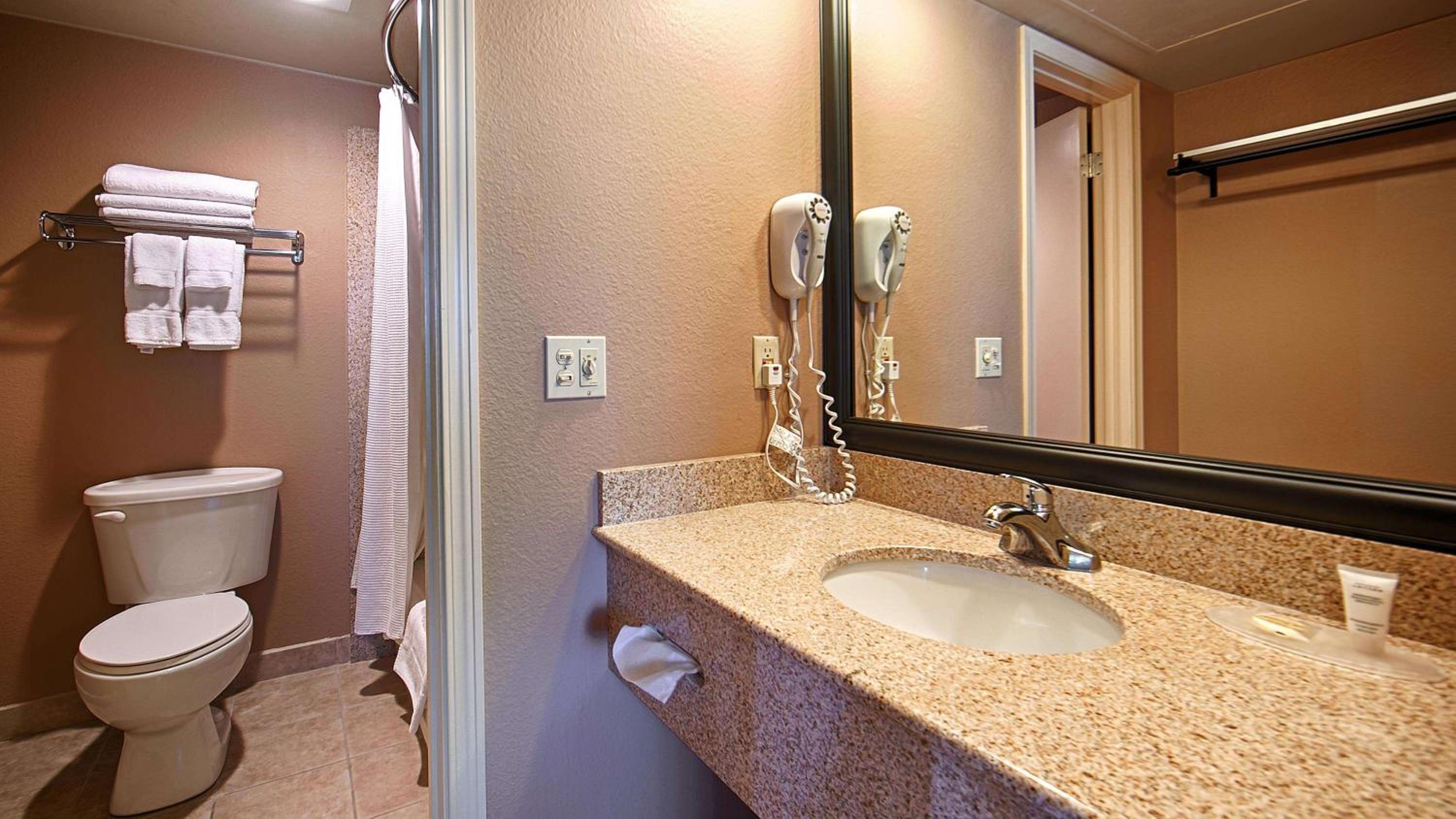 Queen Room - Hearing Accessible photo 2