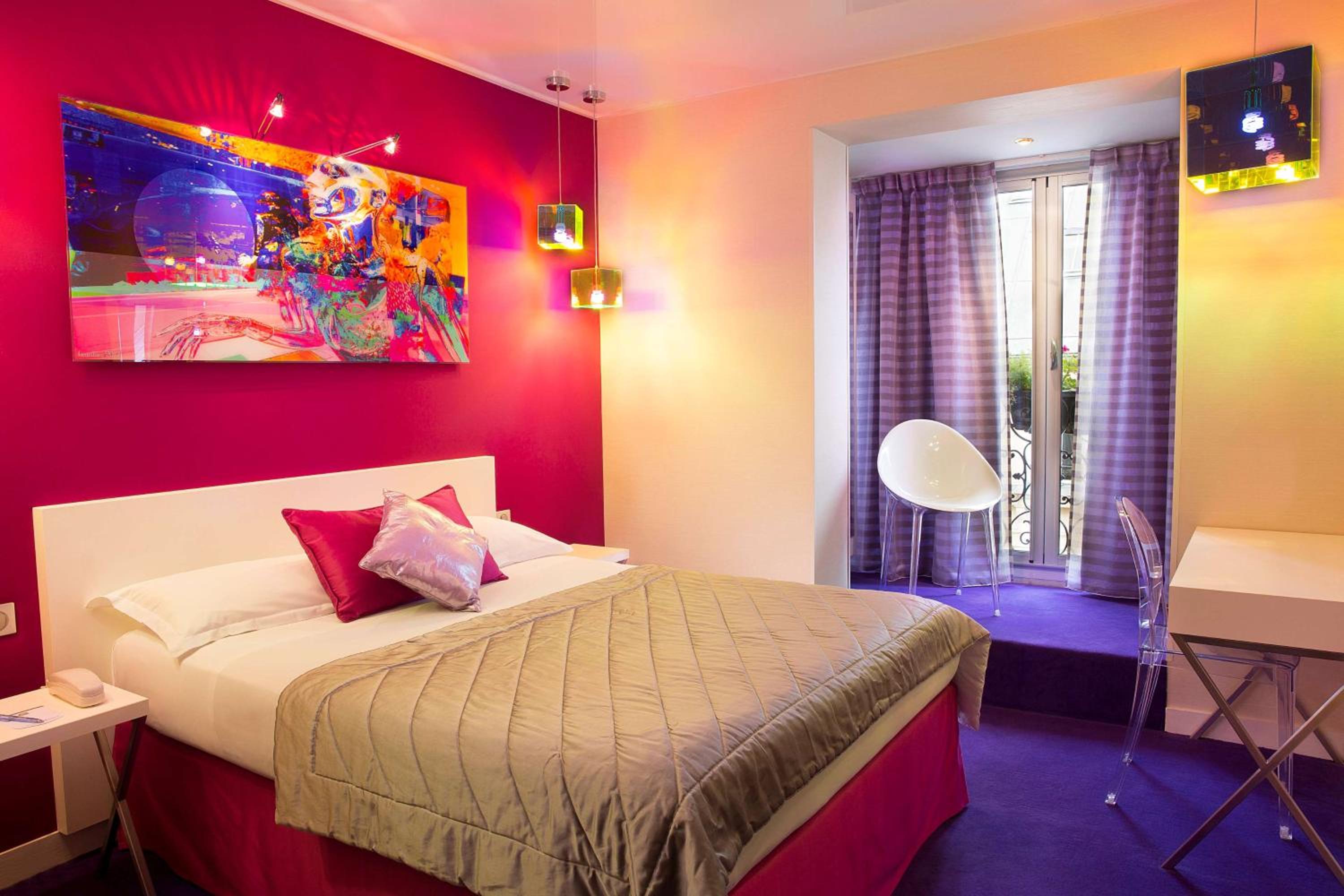 Superior Queen Room with Bath Tub - Non-Smoking