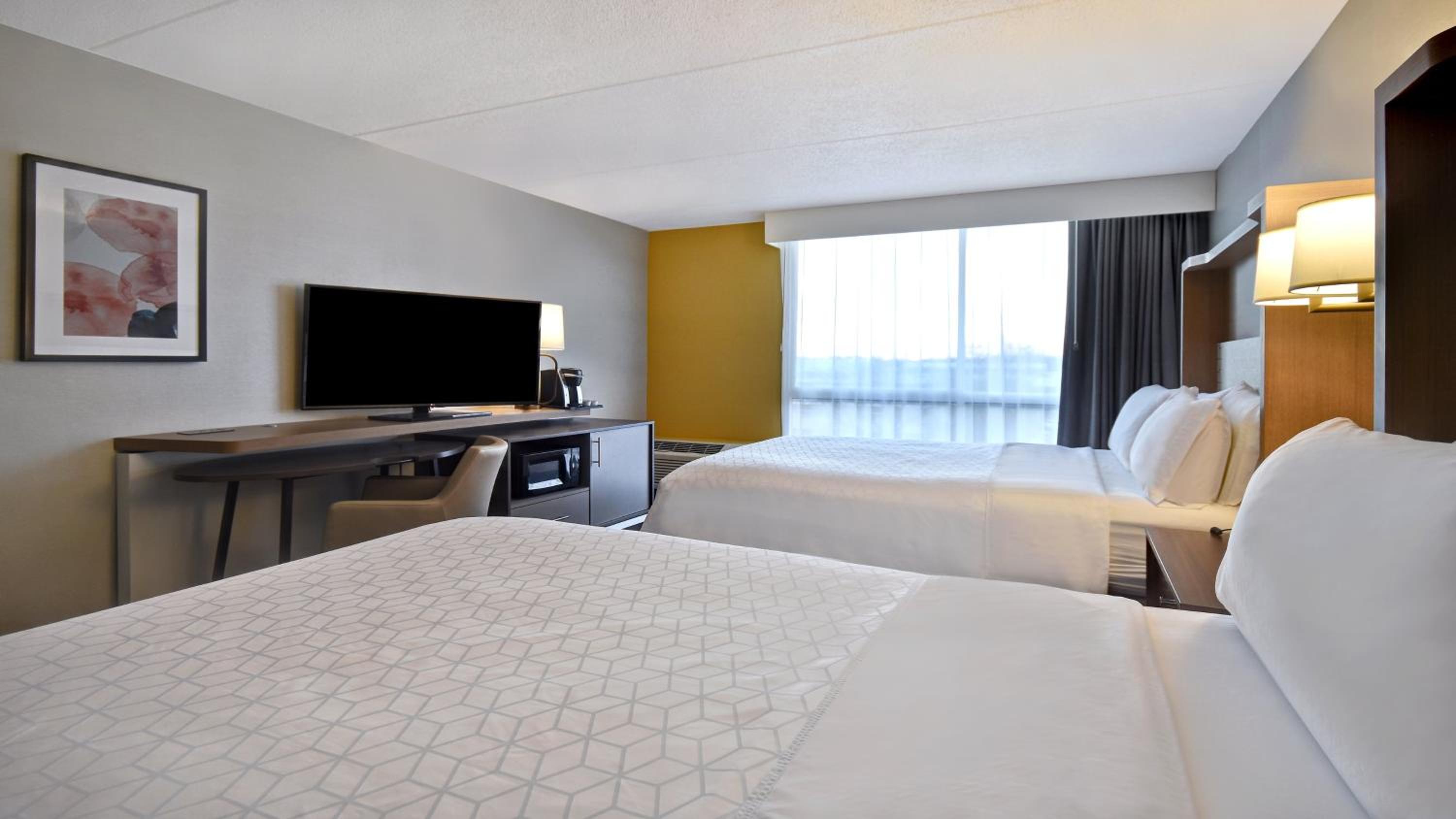 Standard Room with Two Queen Beds - Photo 8