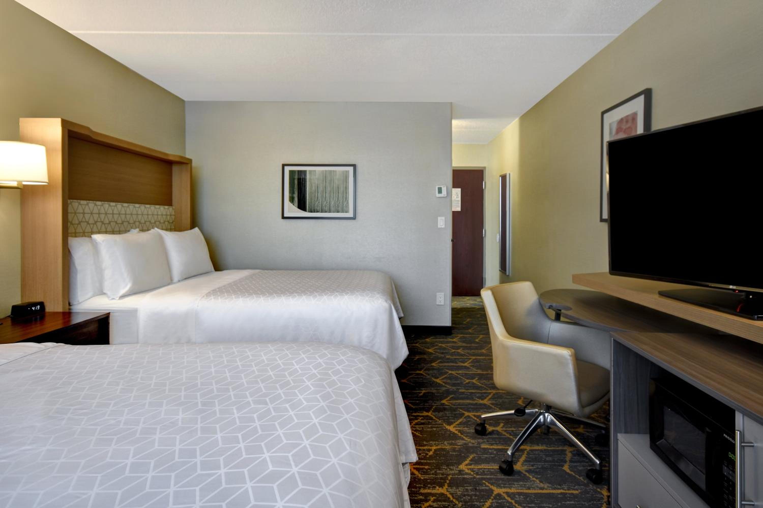 Standard Queen Room with Two Queen Beds - Top Floor - Photo 8