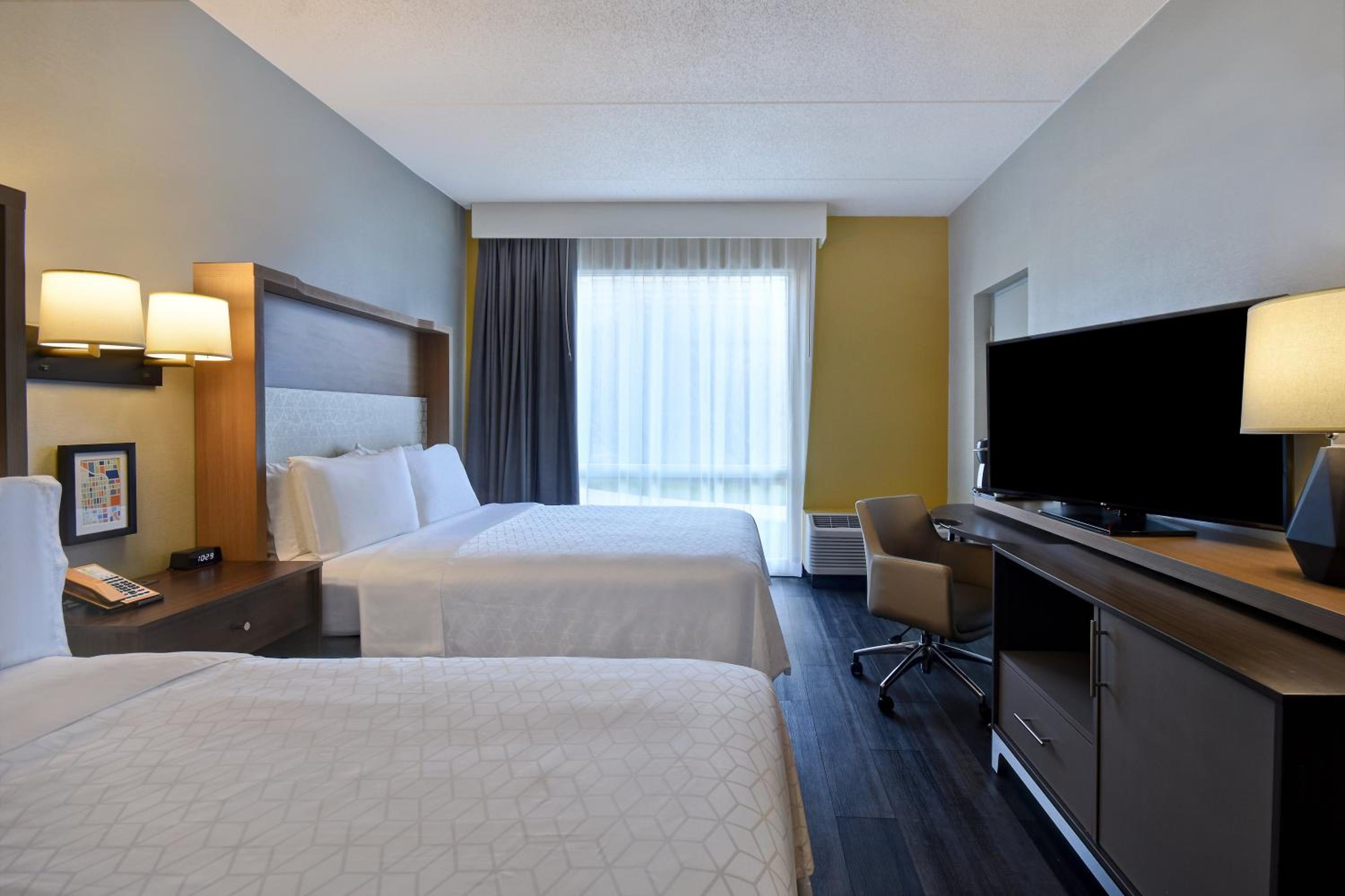 Standard Queen Room with Two Queen Beds - Top Floor - Photo 3
