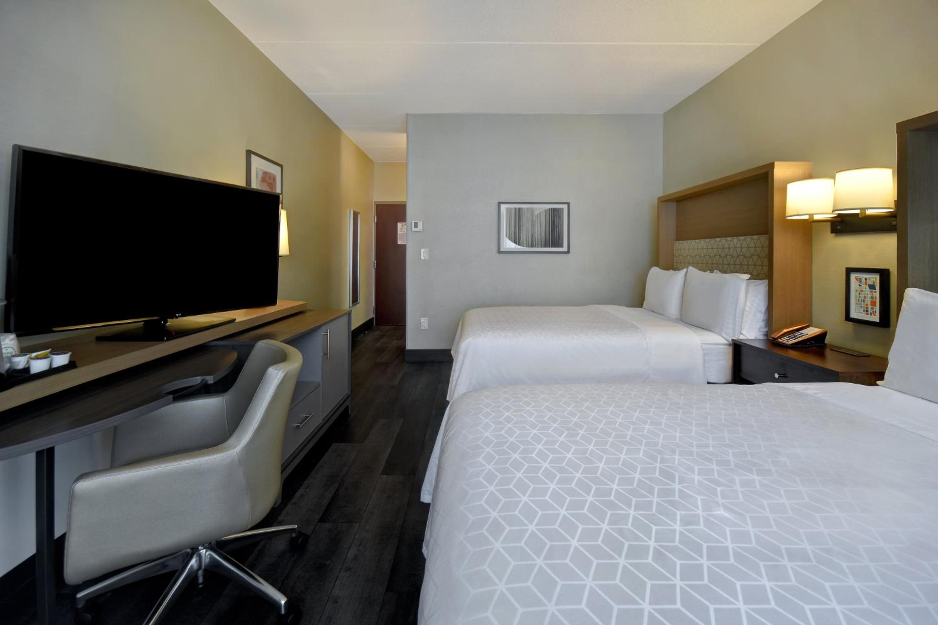 Standard Queen Room with Two Queen Beds - Top Floor - Photo 7
