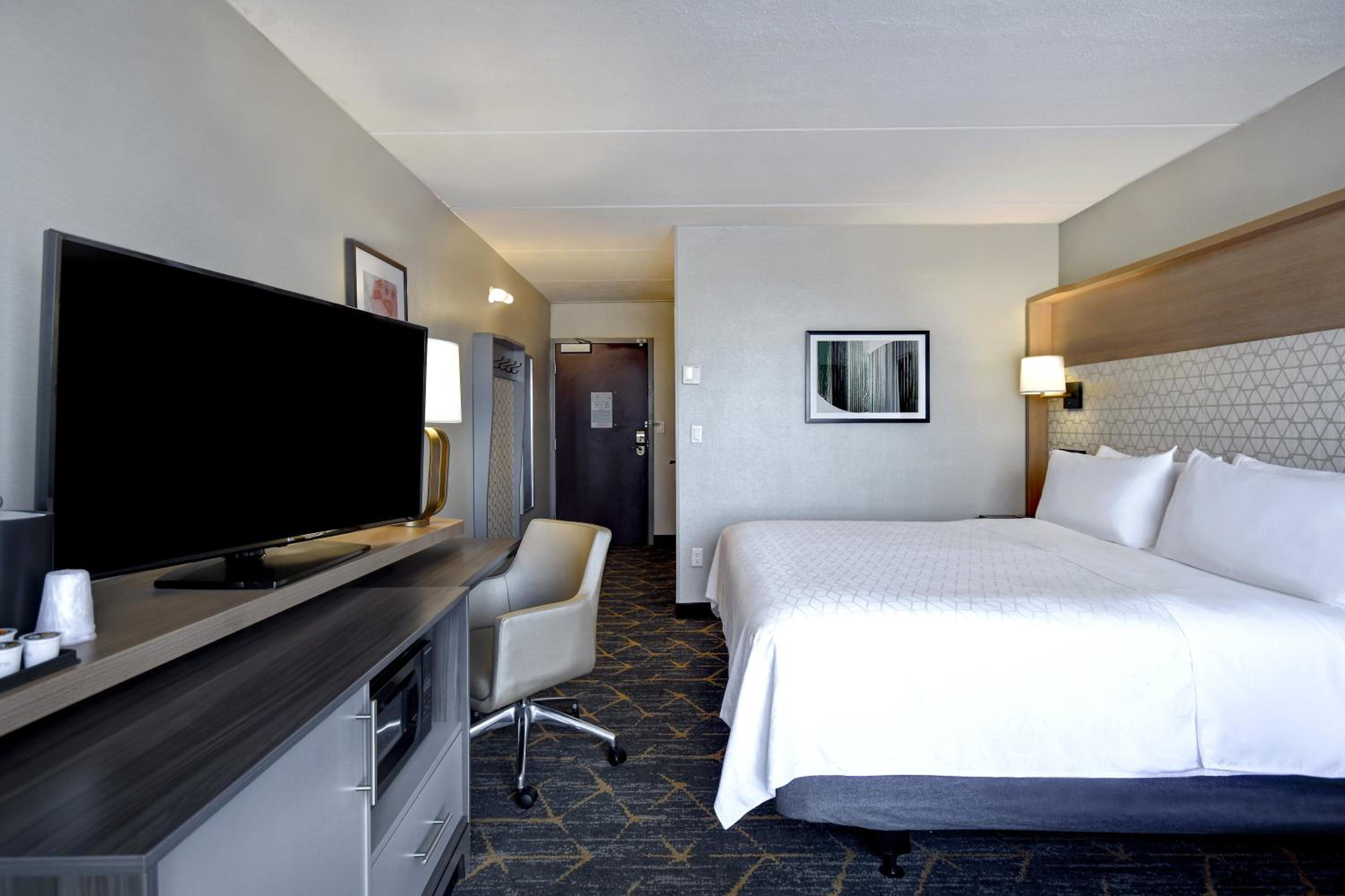 Standard King Room - Photo 9