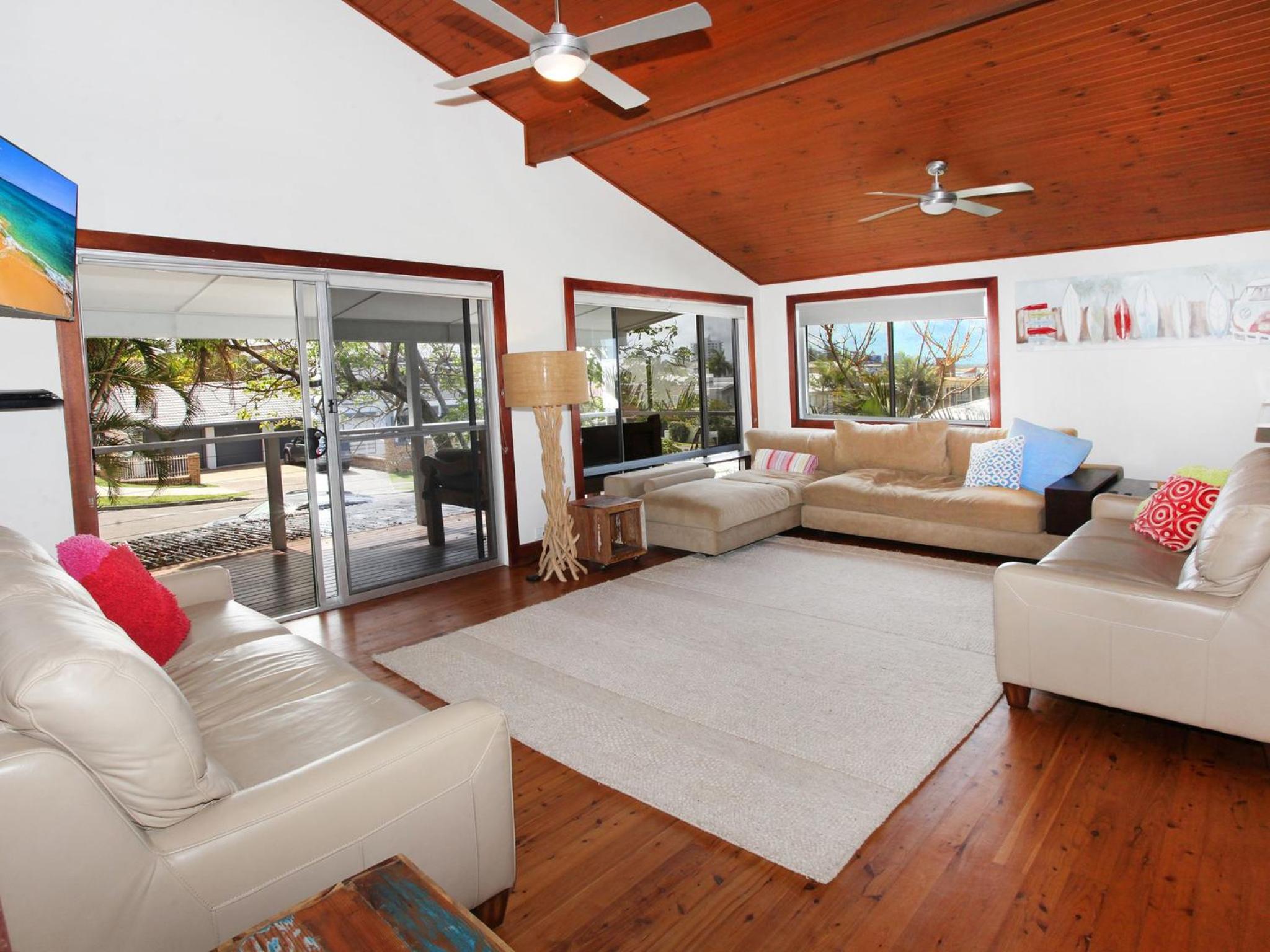 Five-Bedroom House photo 1