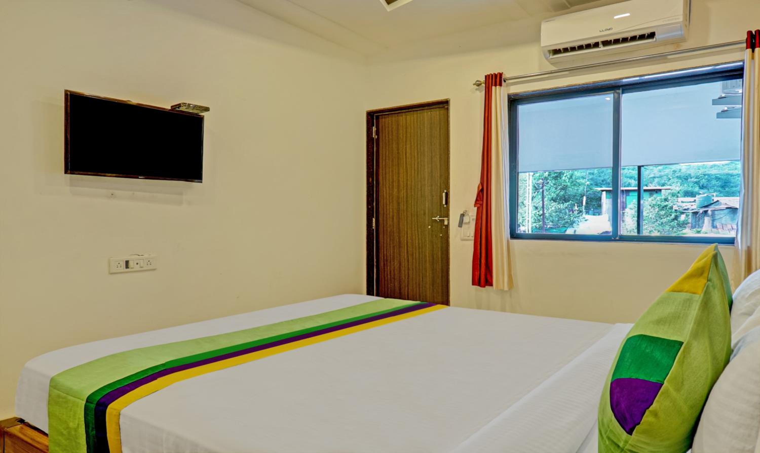 Deluxe Room with Balcony - Photo 8