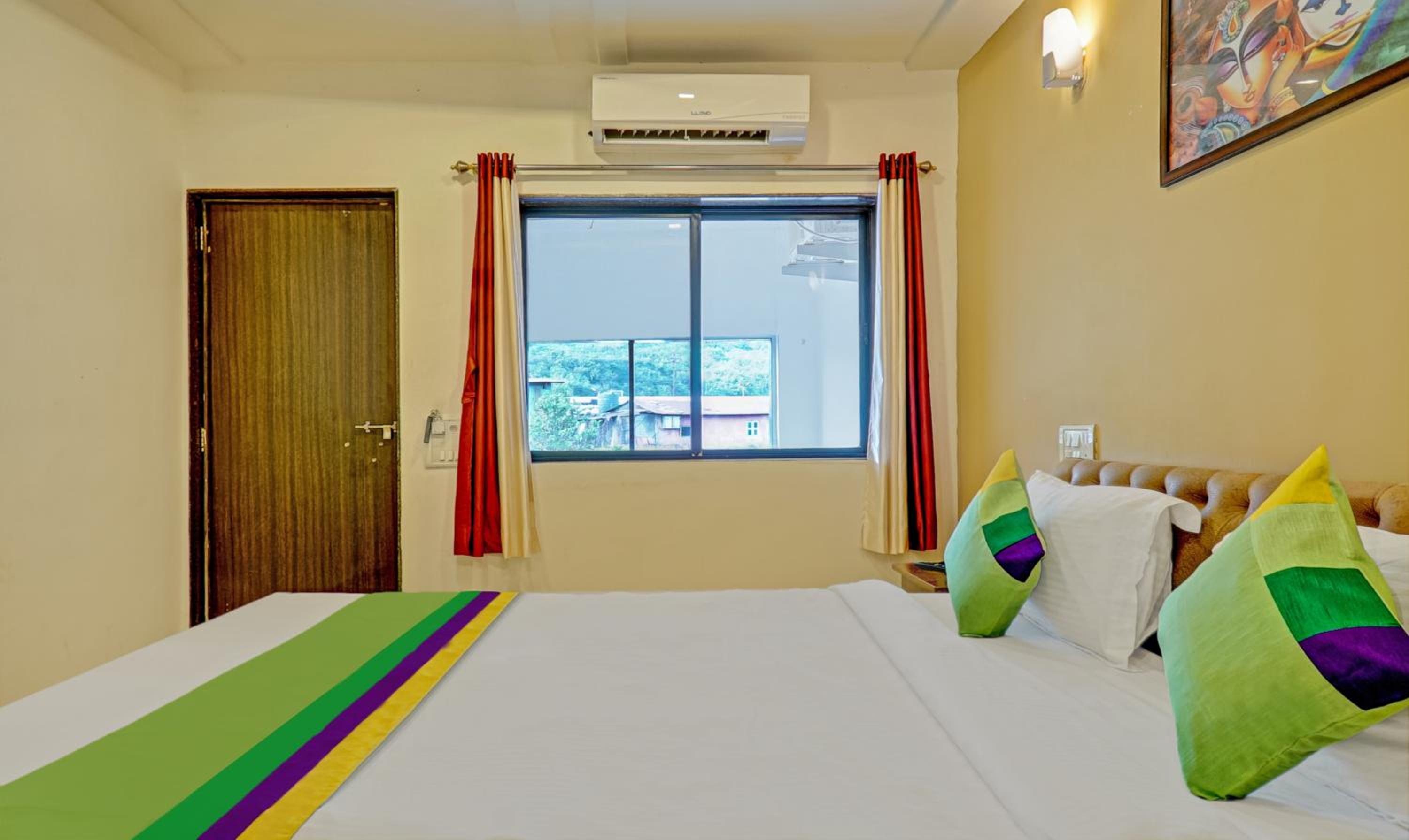 Deluxe Room with Balcony - Photo 7