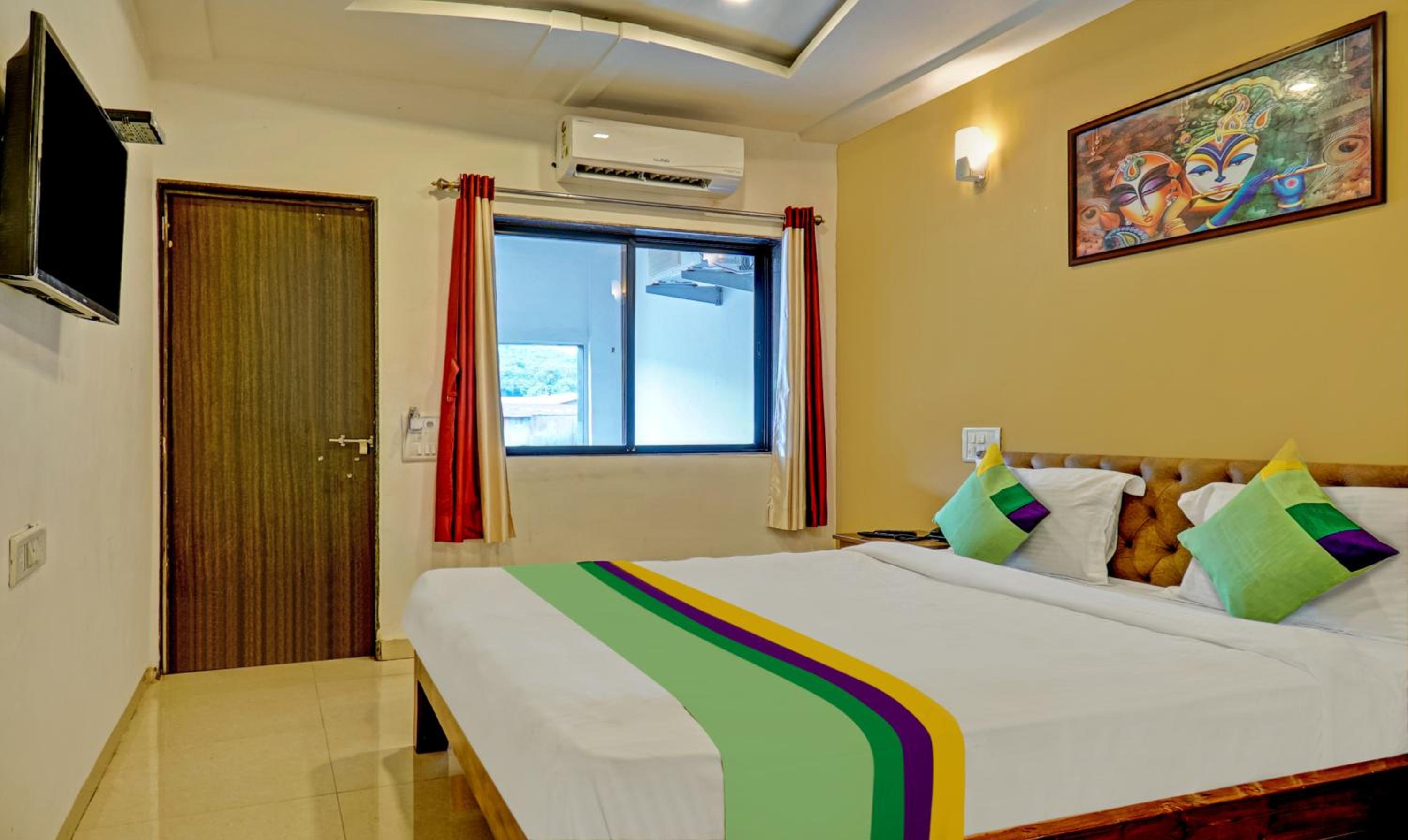 Deluxe Room with Balcony - Photo 9