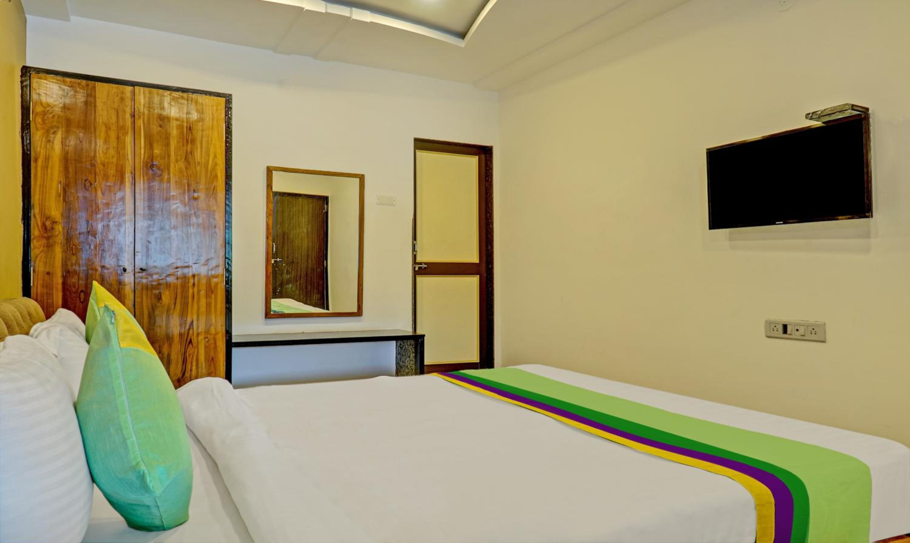 Deluxe Room with Balcony - Photo 6