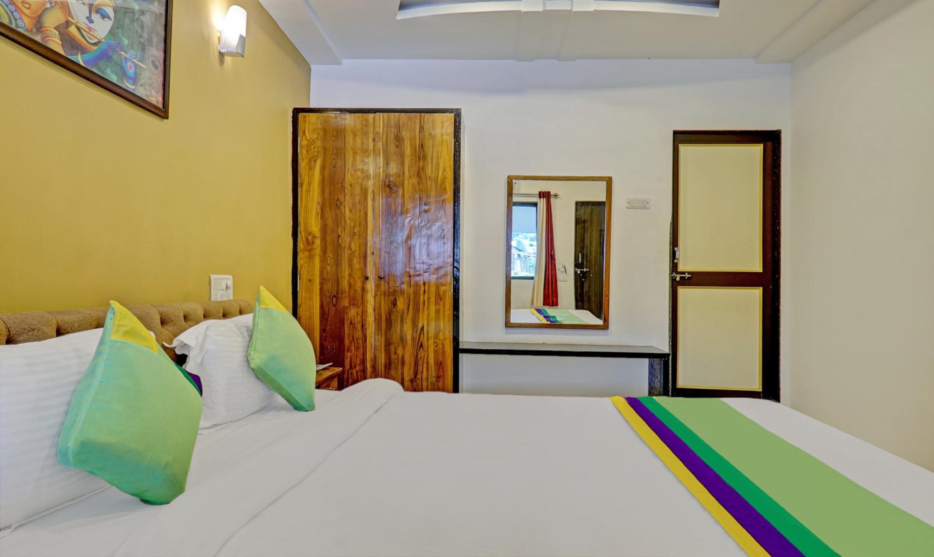 Deluxe Room with Balcony - Photo 1