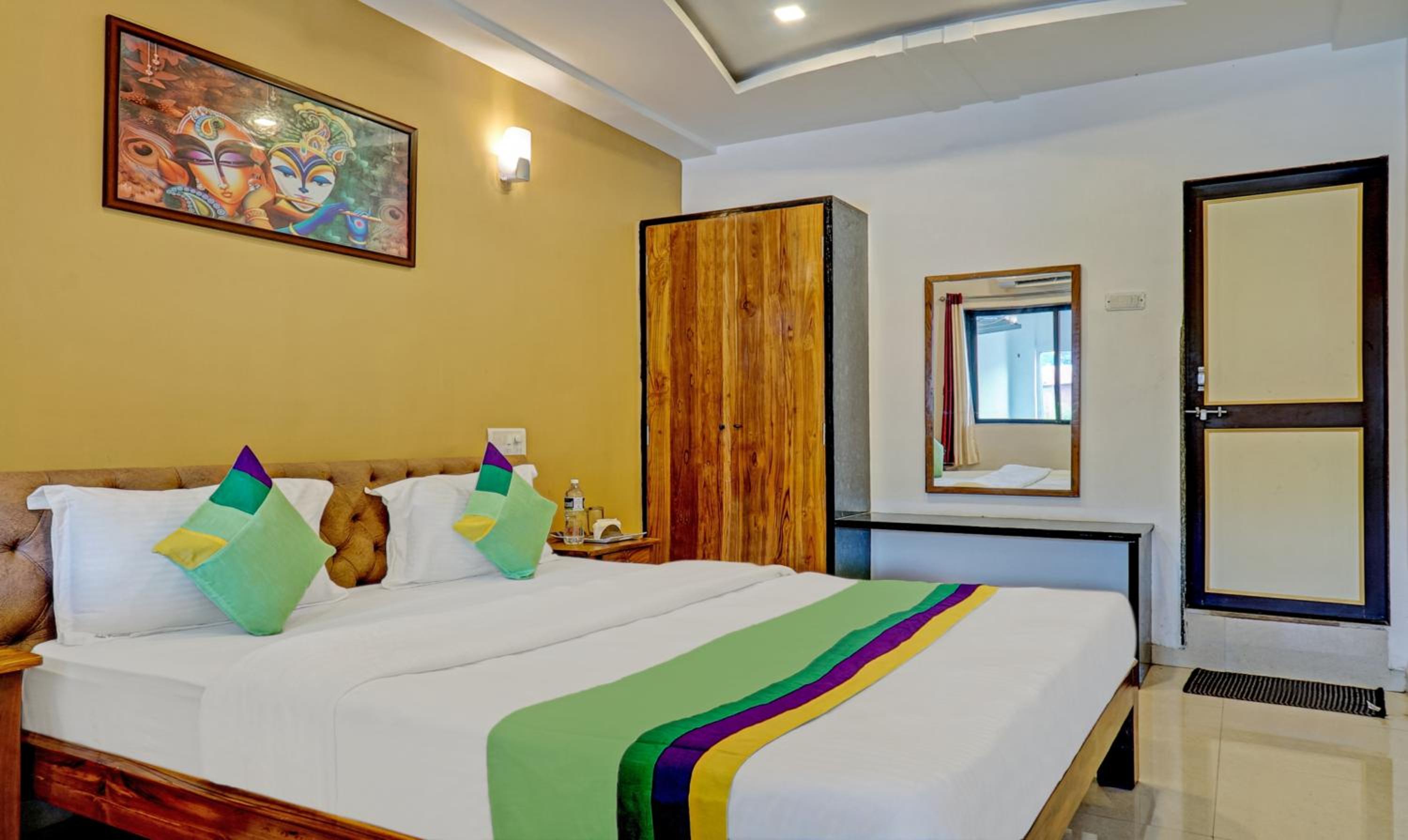 Deluxe Room with Balcony - Photo 5