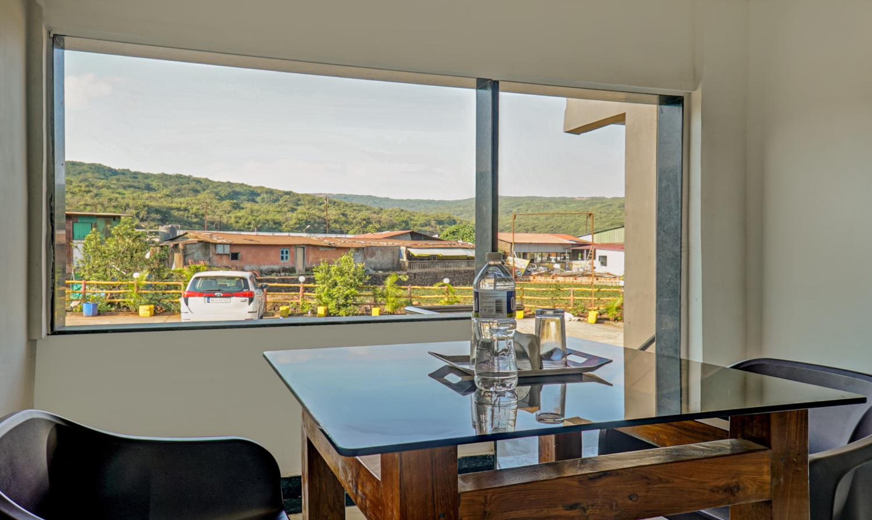 Deluxe Room with Balcony - Photo 4