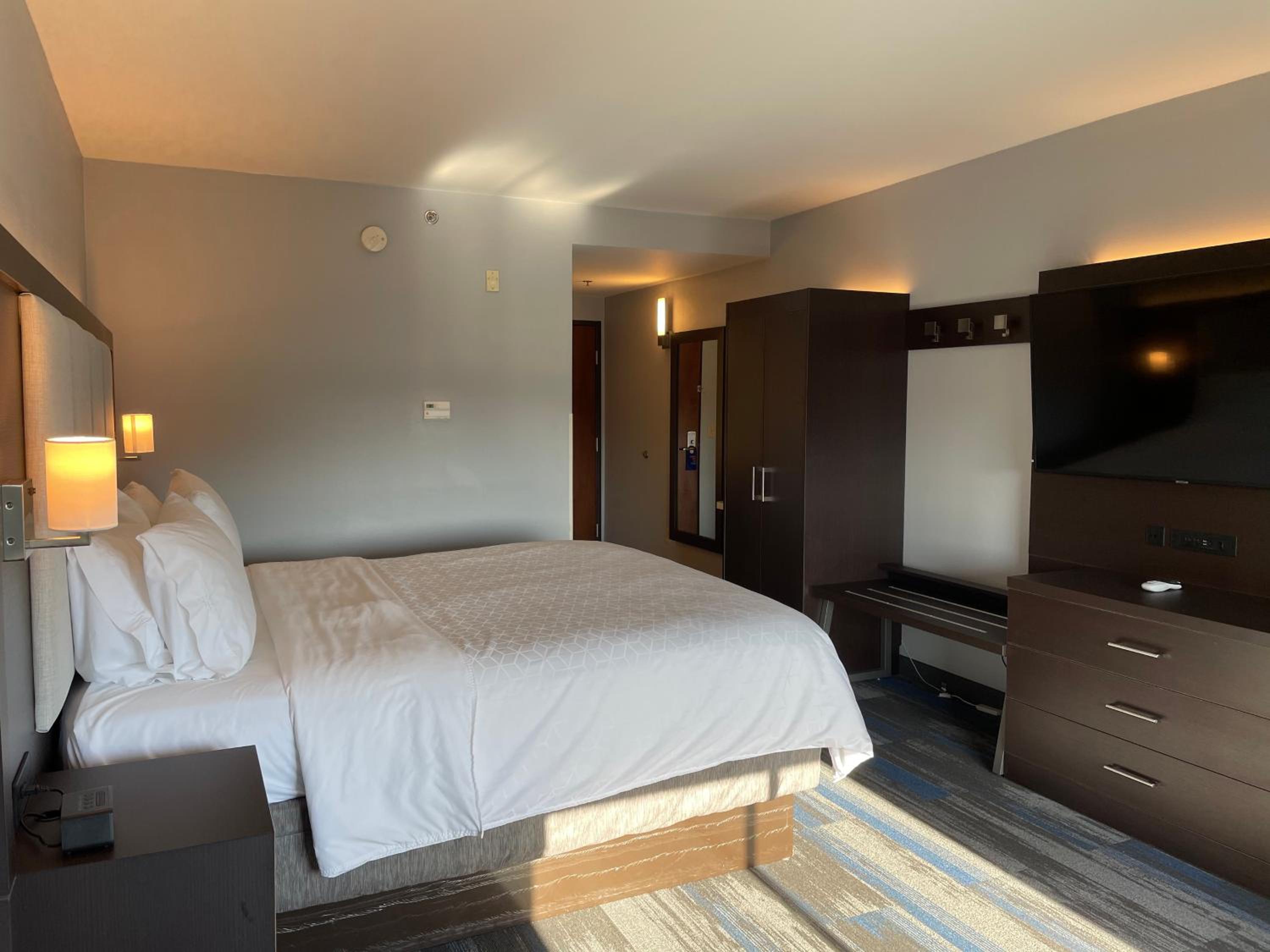 Standard King Room - Photo 5