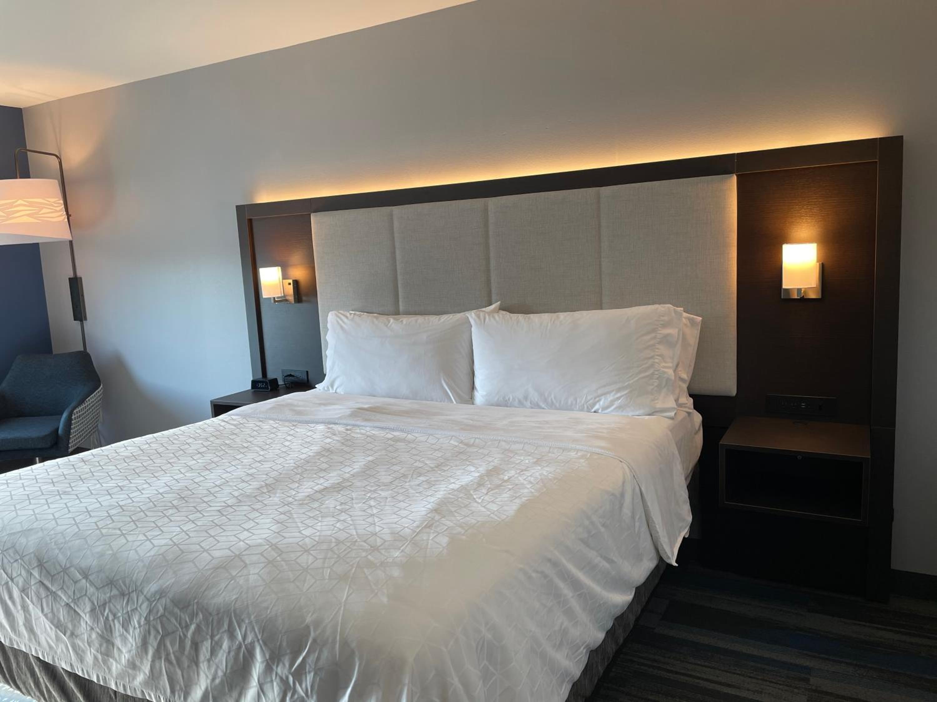Standard King Room - Photo 6