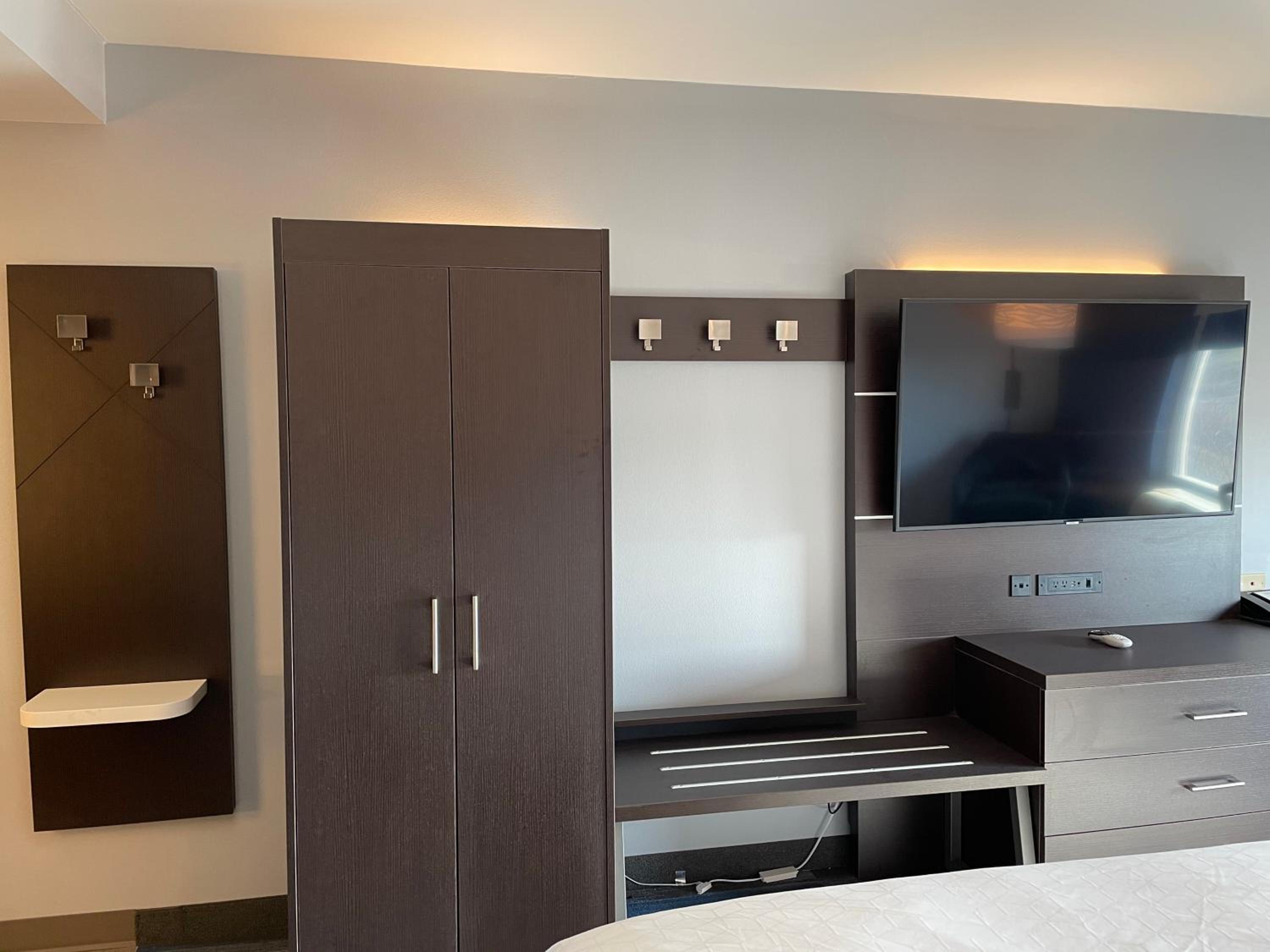 Standard Room with Two Queen Beds - Photo 3