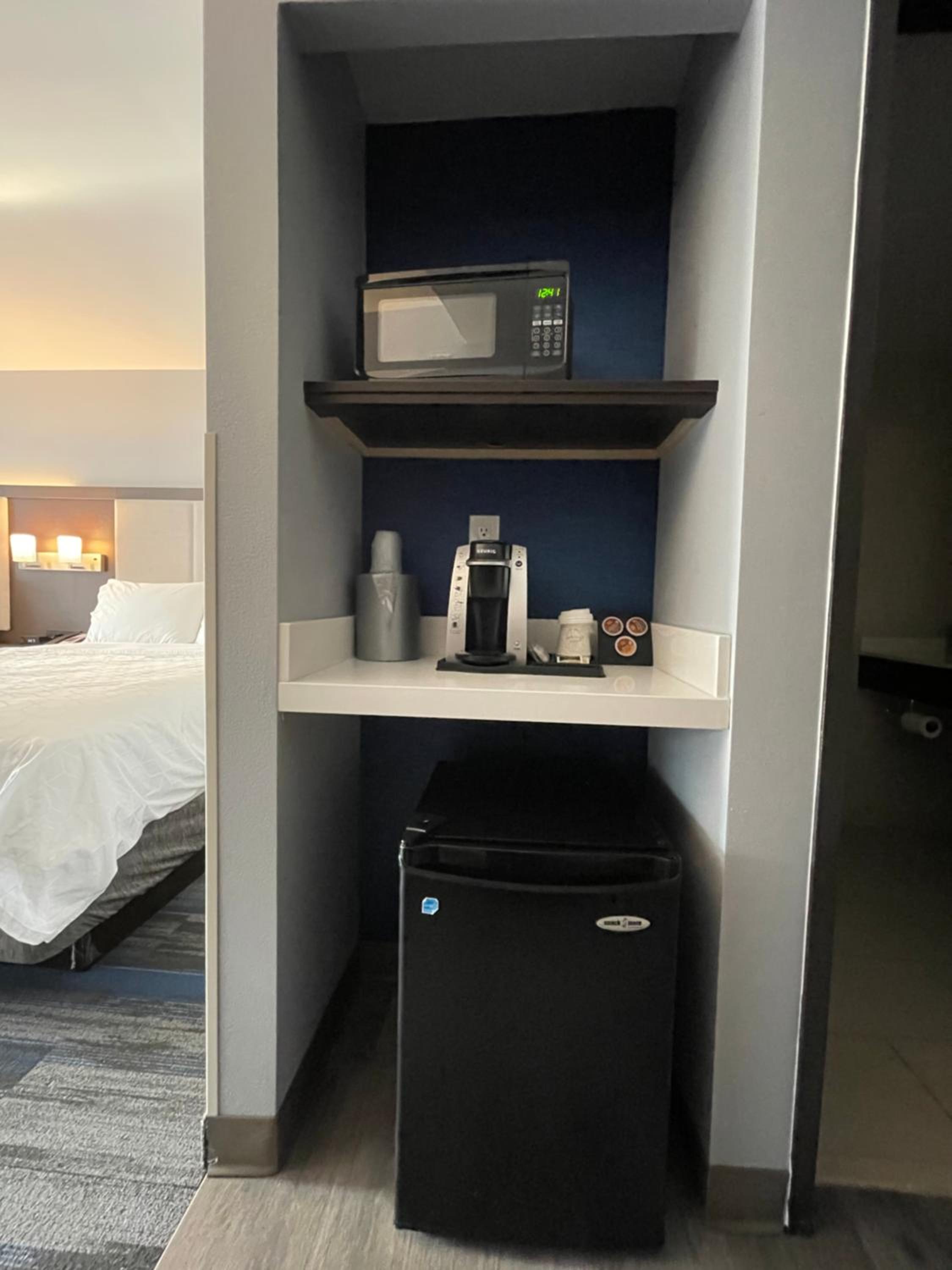 Standard Room with Two Queen Beds - Photo 5