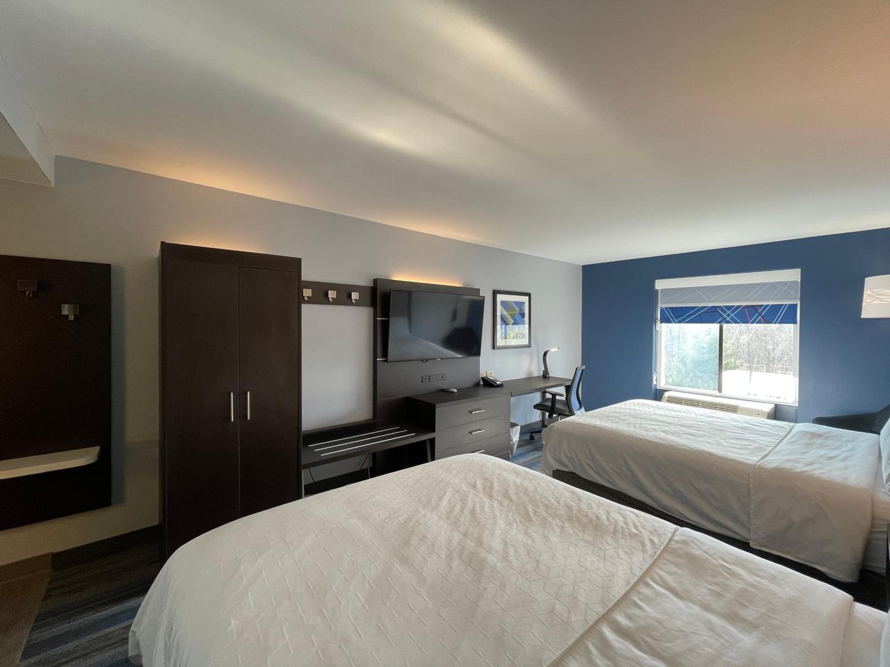 Standard Room with Two Queen Beds - Photo 4