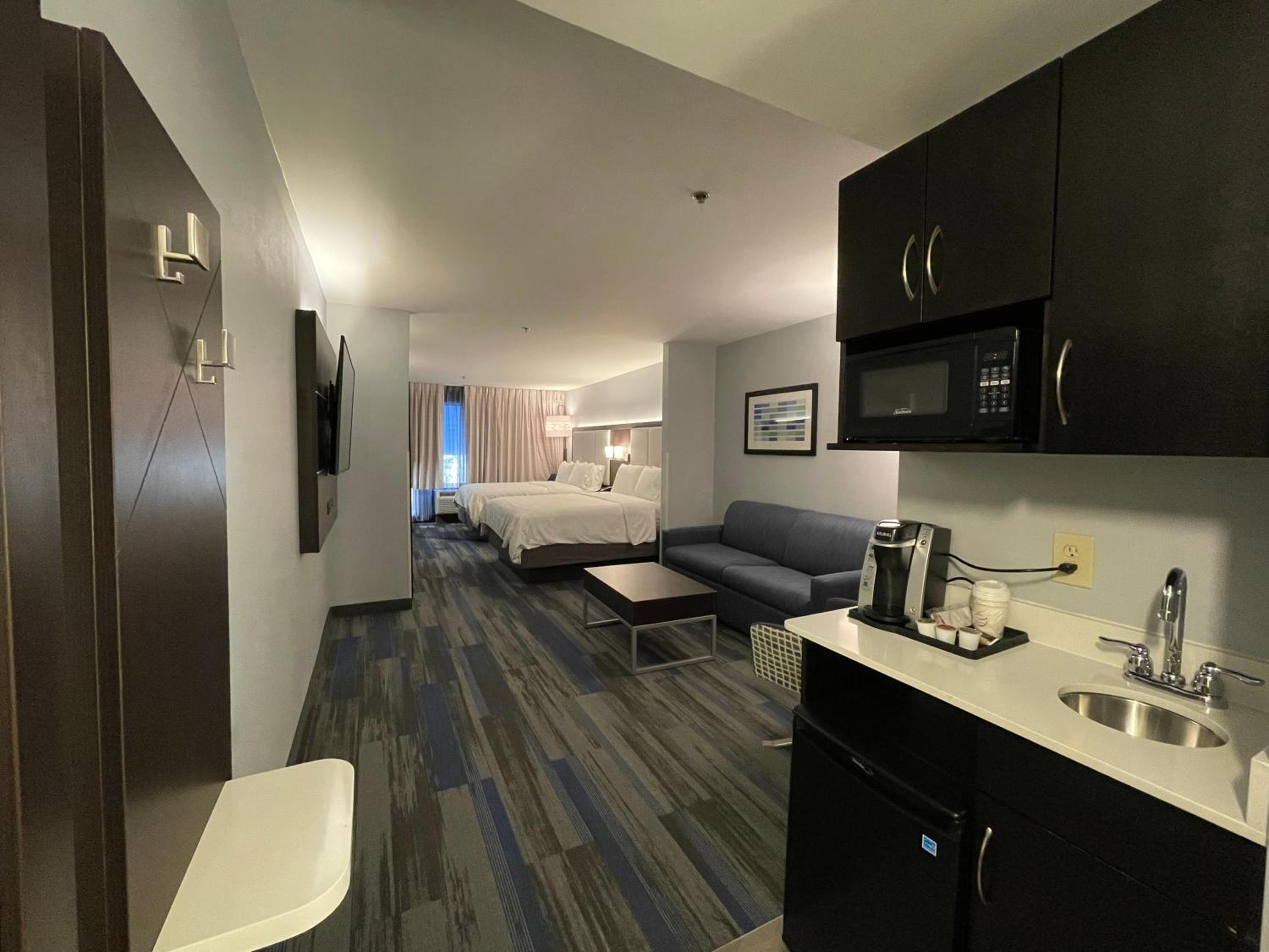 Queen Suite with Two Queen Beds and Sofa Bed - Photo 8
