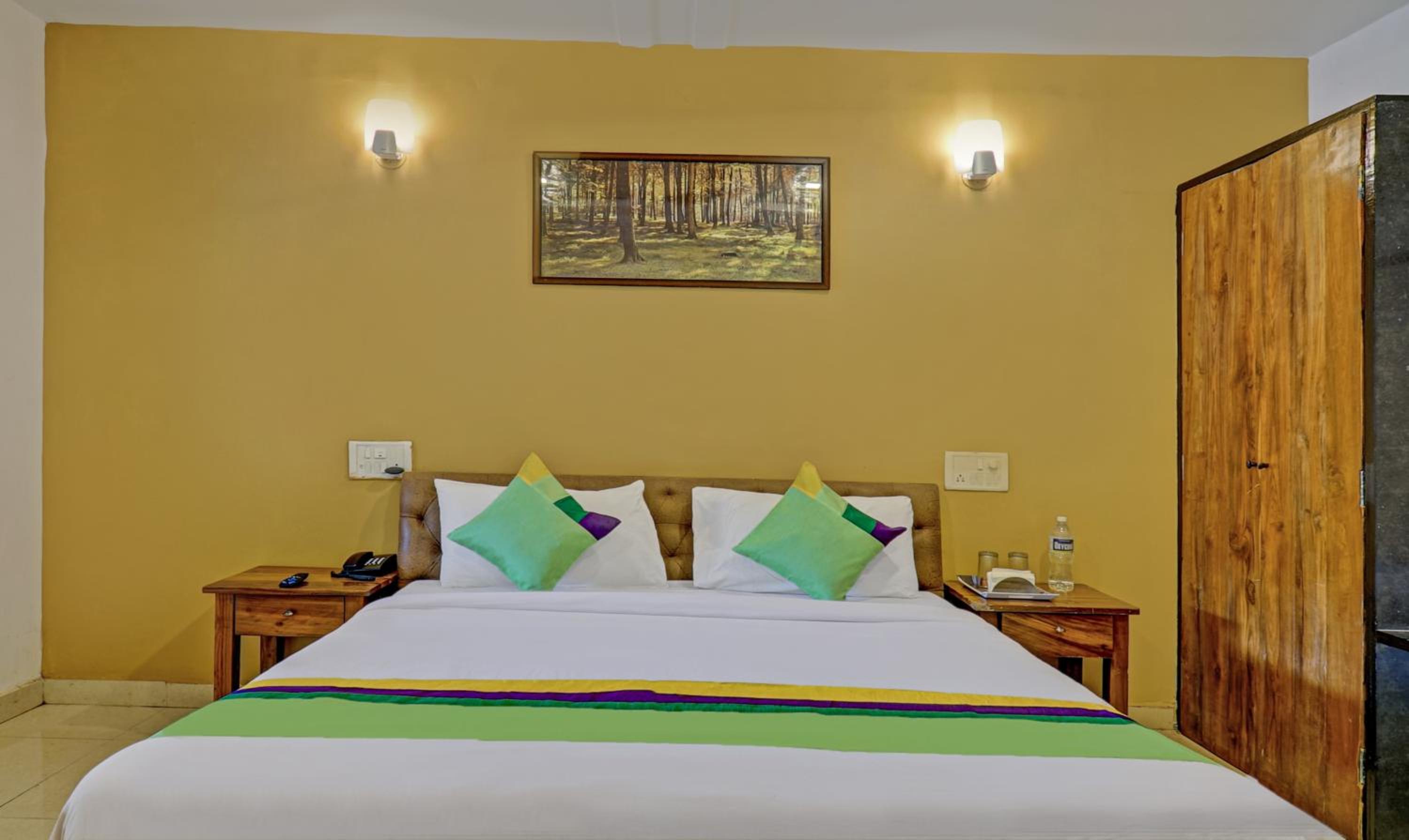 Deluxe Room with Bathtub - Photo 3