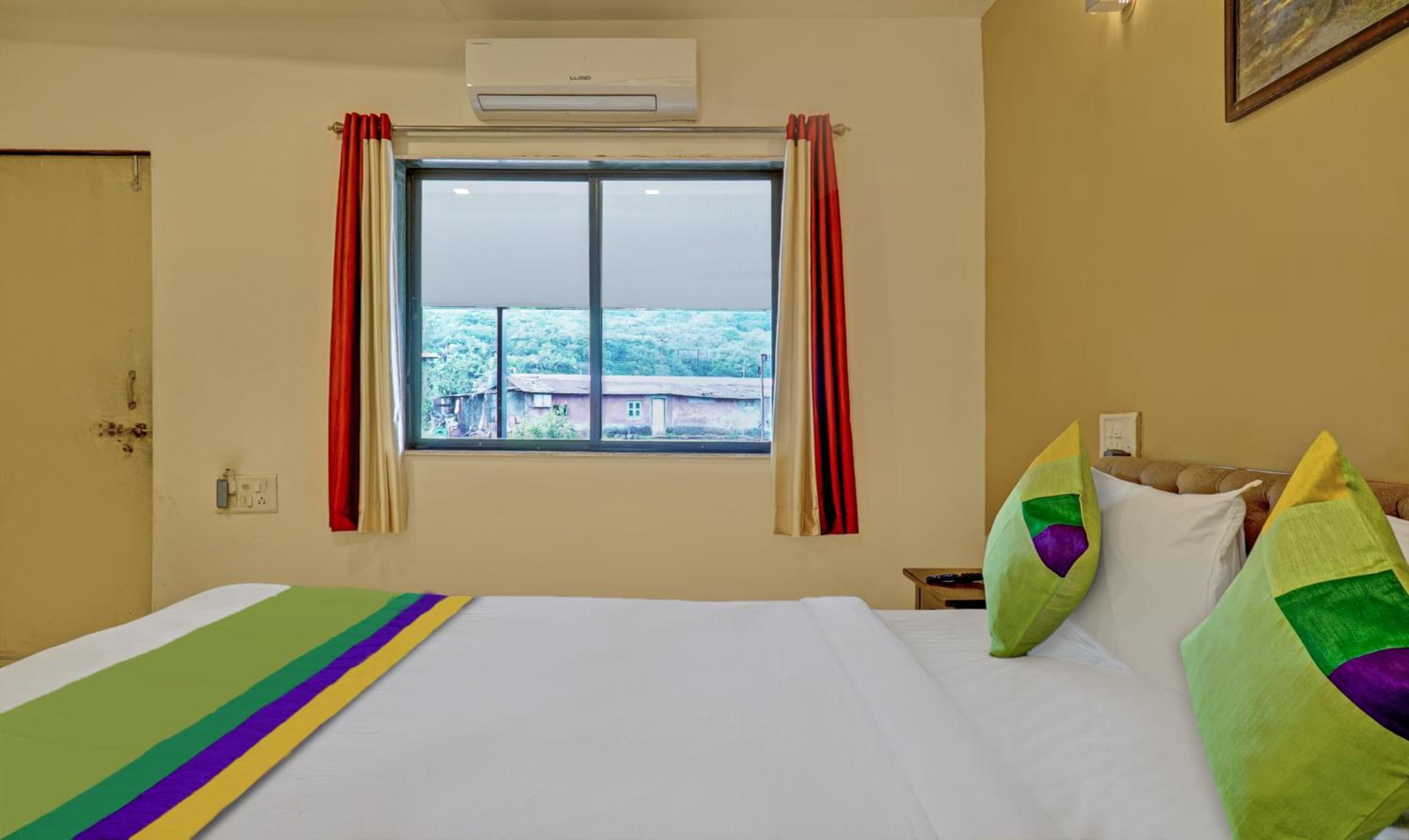 Deluxe Room with Bathtub - Photo 2