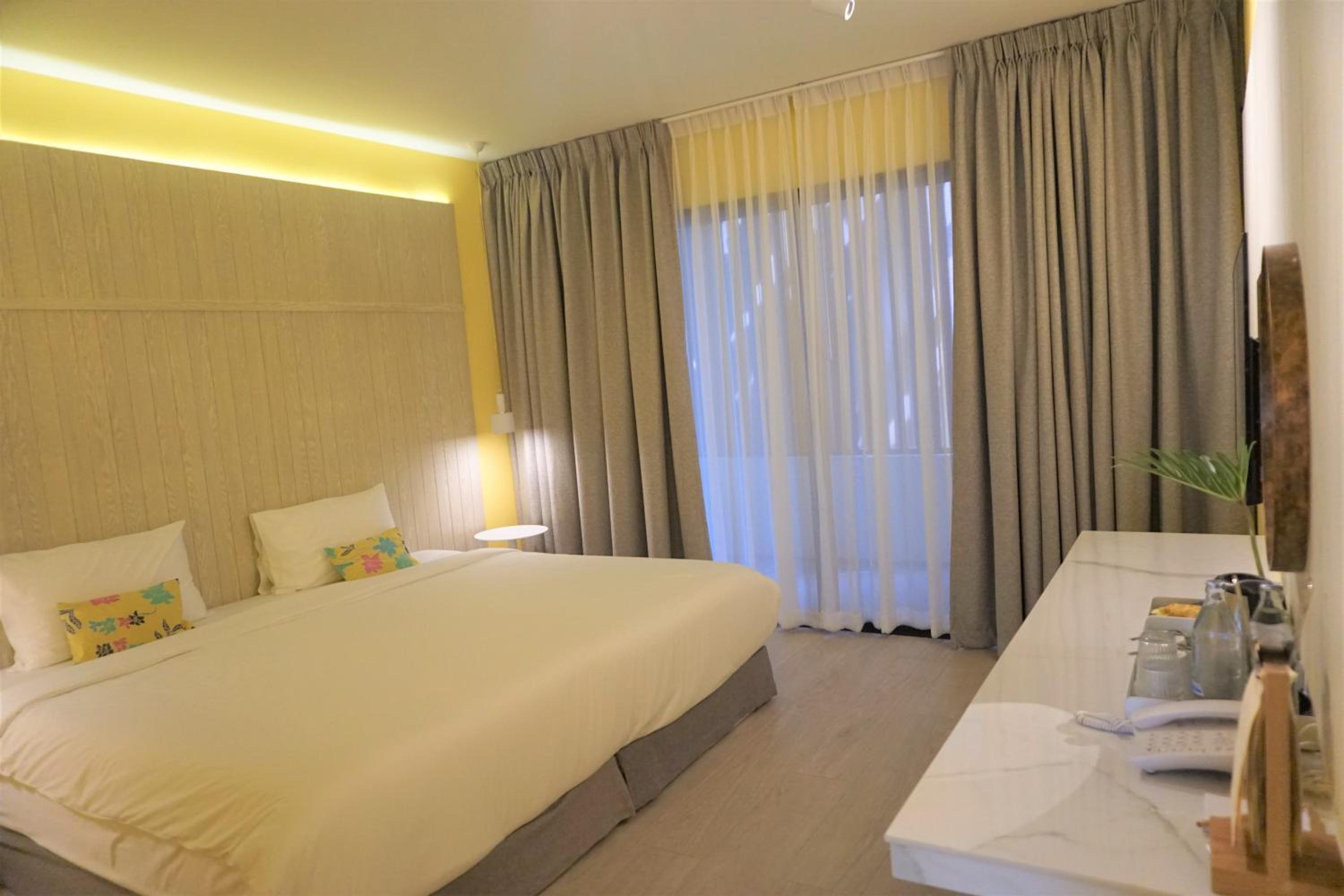King Room with Pool View - Photo 1