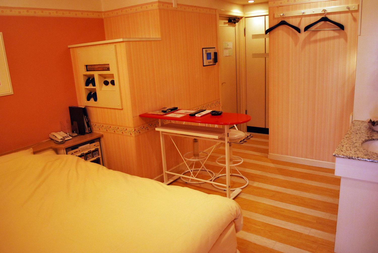 One-Bedroom Suite - Photo 11