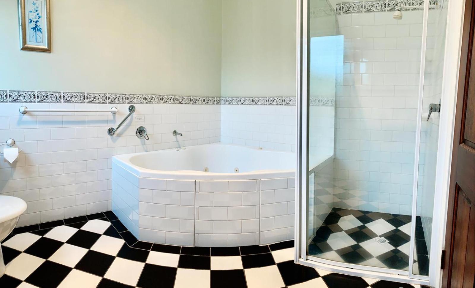Queen Room with Spa Bath photo 2