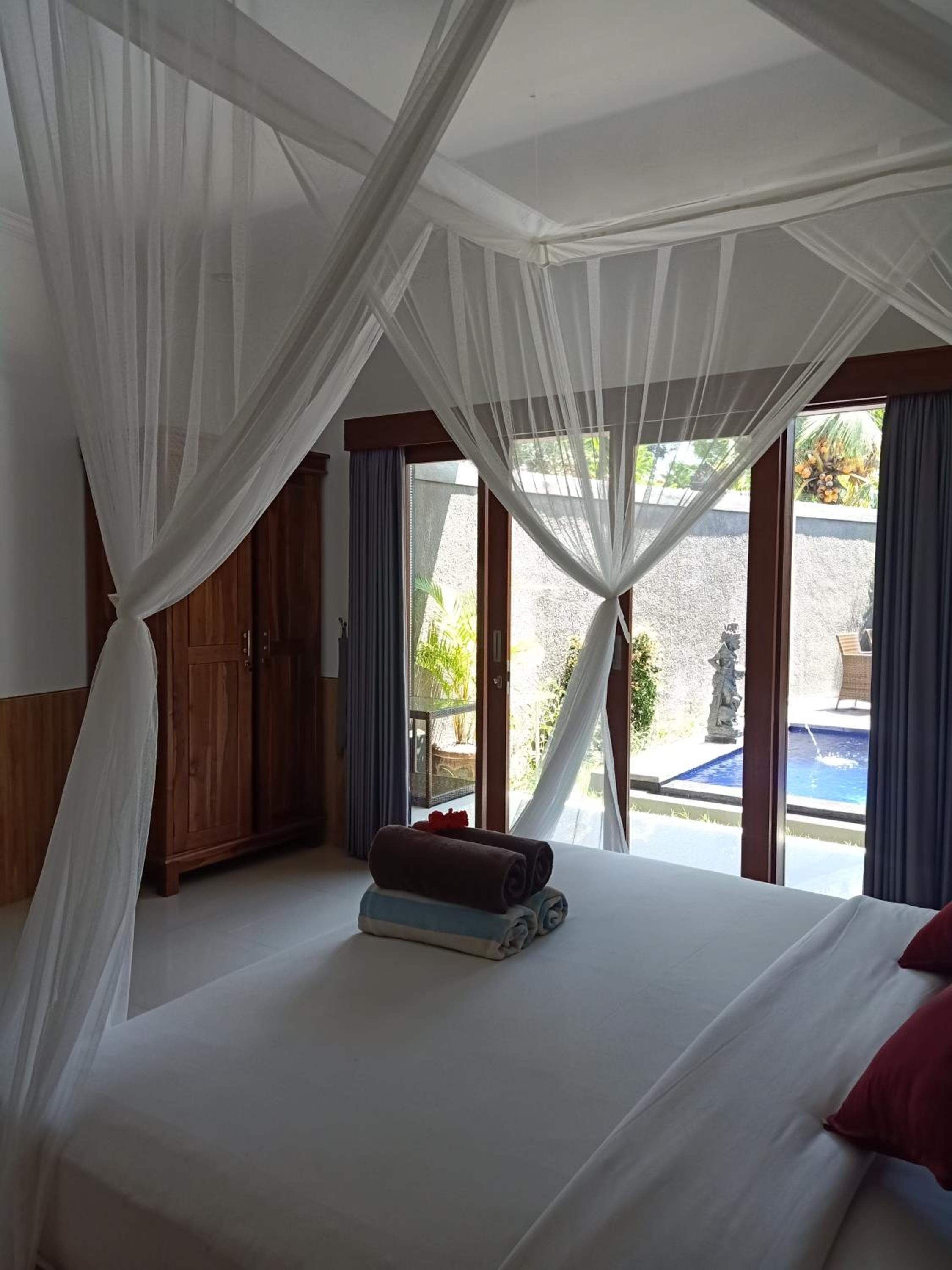 Villa with Private Pool - Photo 14